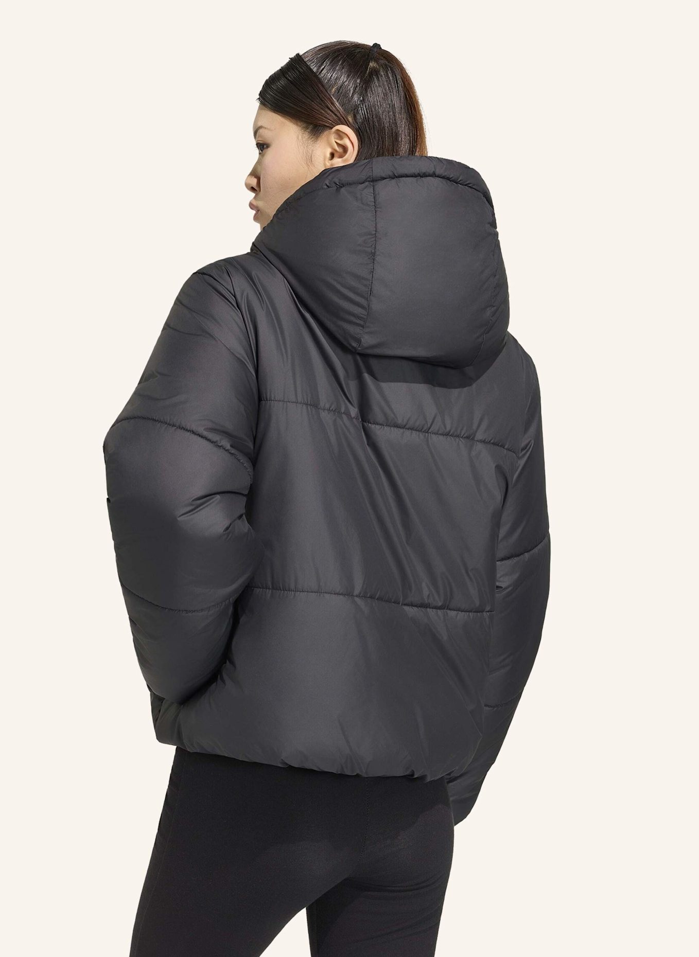 adidas ESSENTIALS HIGHLOFT PUFFER JACKE, ISOLIERT: SCHWARZ