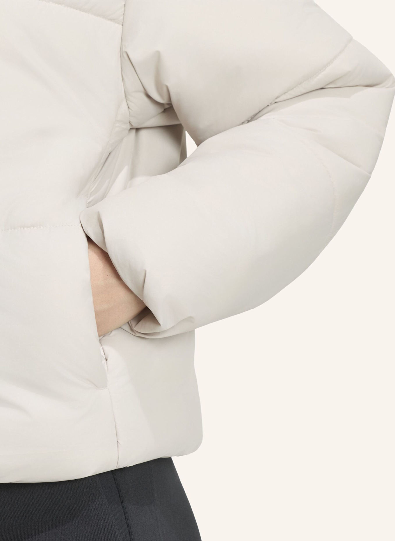 adidas ESSENTIALS HIGHLOFT PUFFER JACKE, ISOLIERT: BEIGE