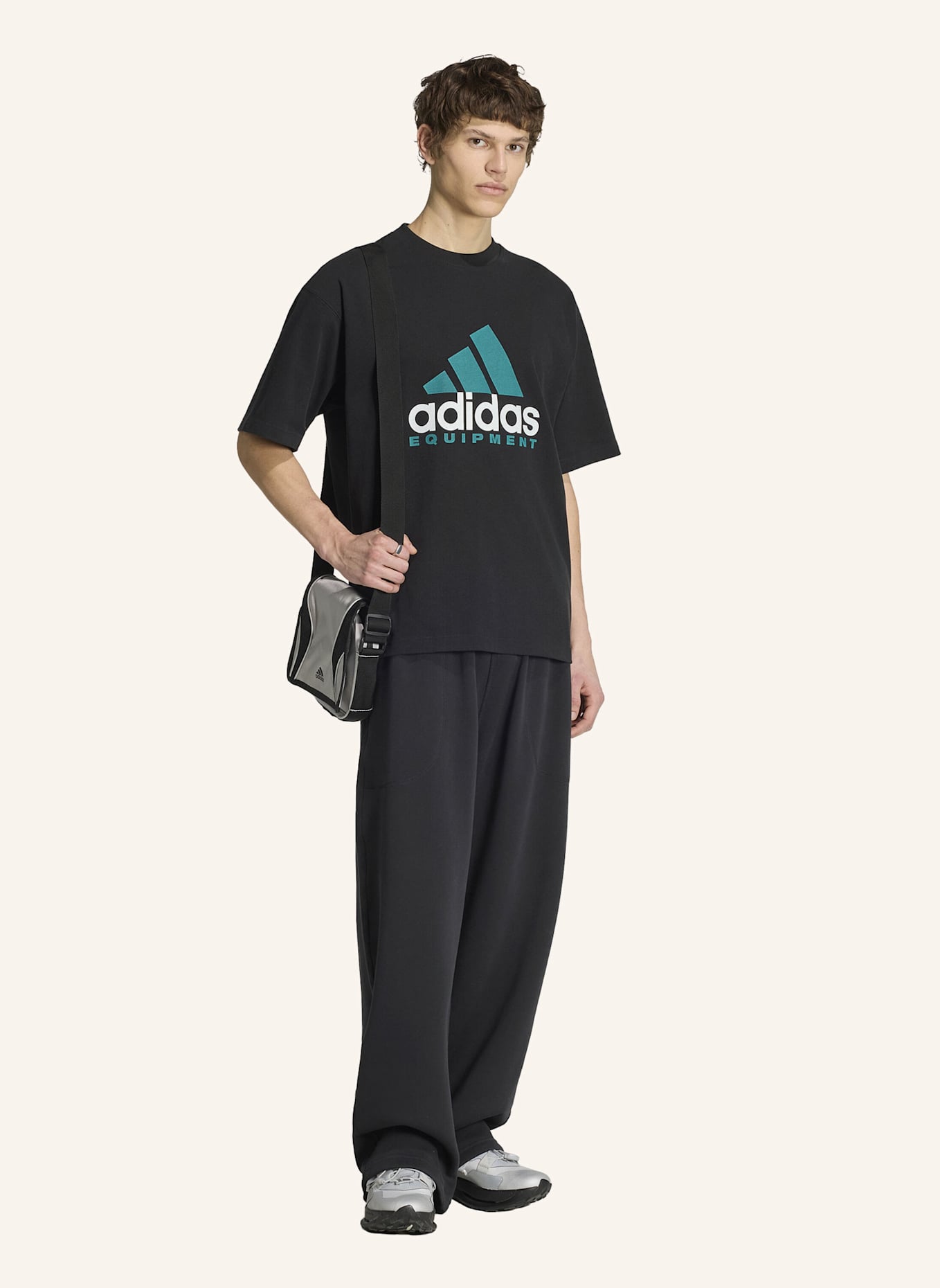 adidas Originals ADIDAS EQUIPMENT LOGO T-SHIRT: SCHWARZ