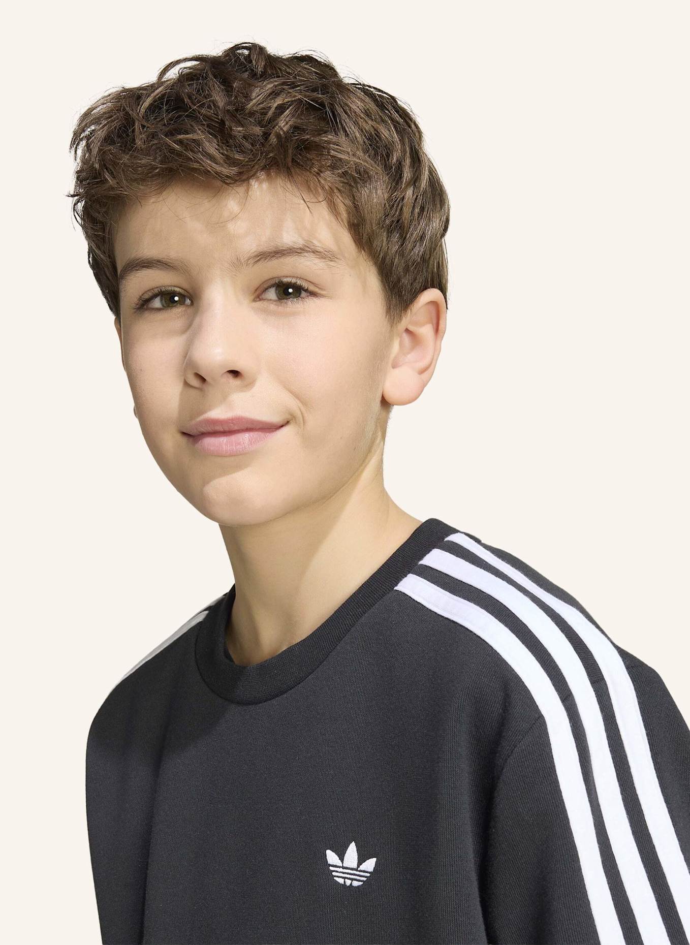 adidas Originals LOCKERES 3-STREIFEN RUNDHALS-SWEATSHIRT: SCHWARZ