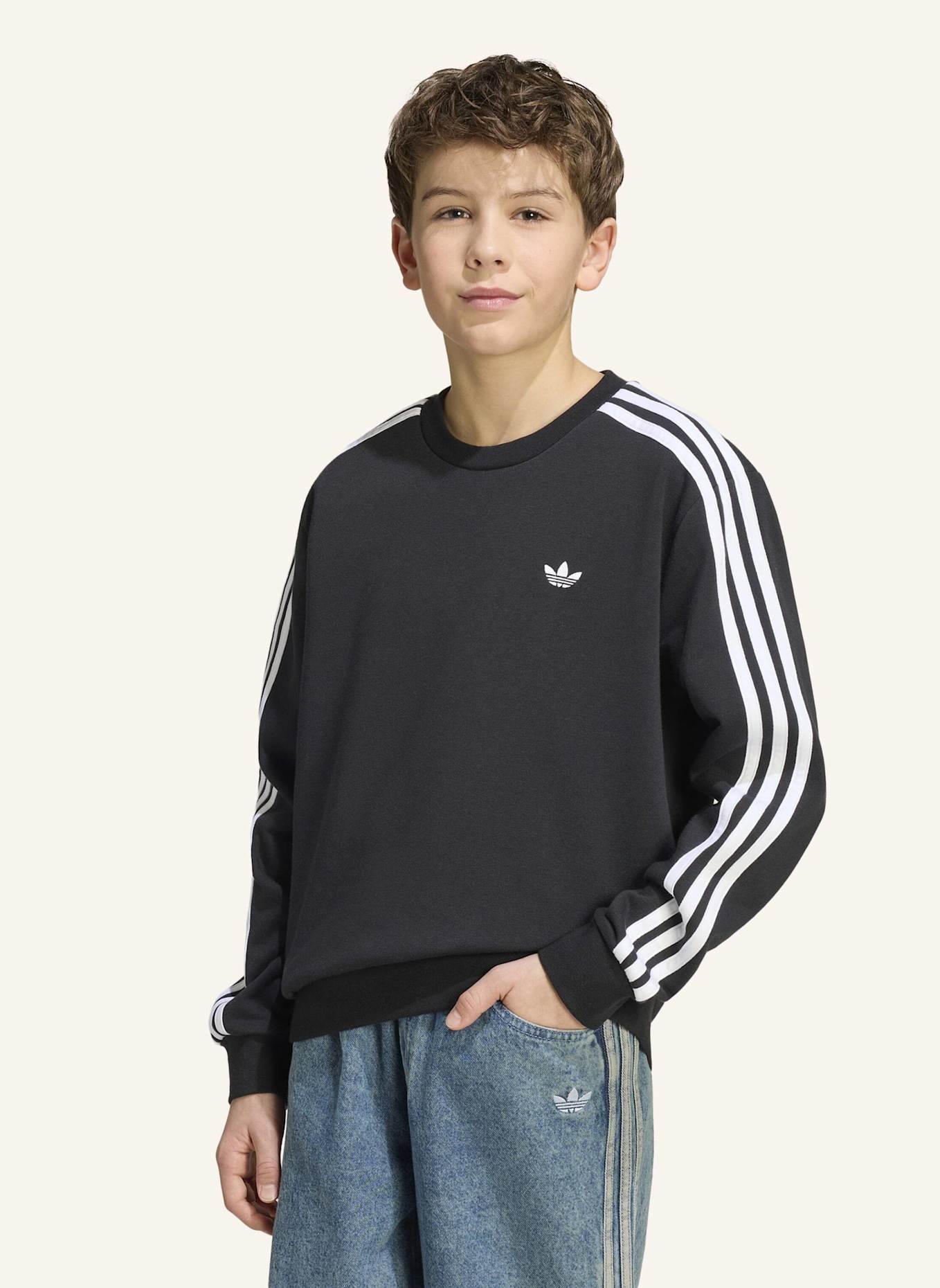 adidas Originals LOCKERES 3-STREIFEN RUNDHALS-SWEATSHIRT: SCHWARZ