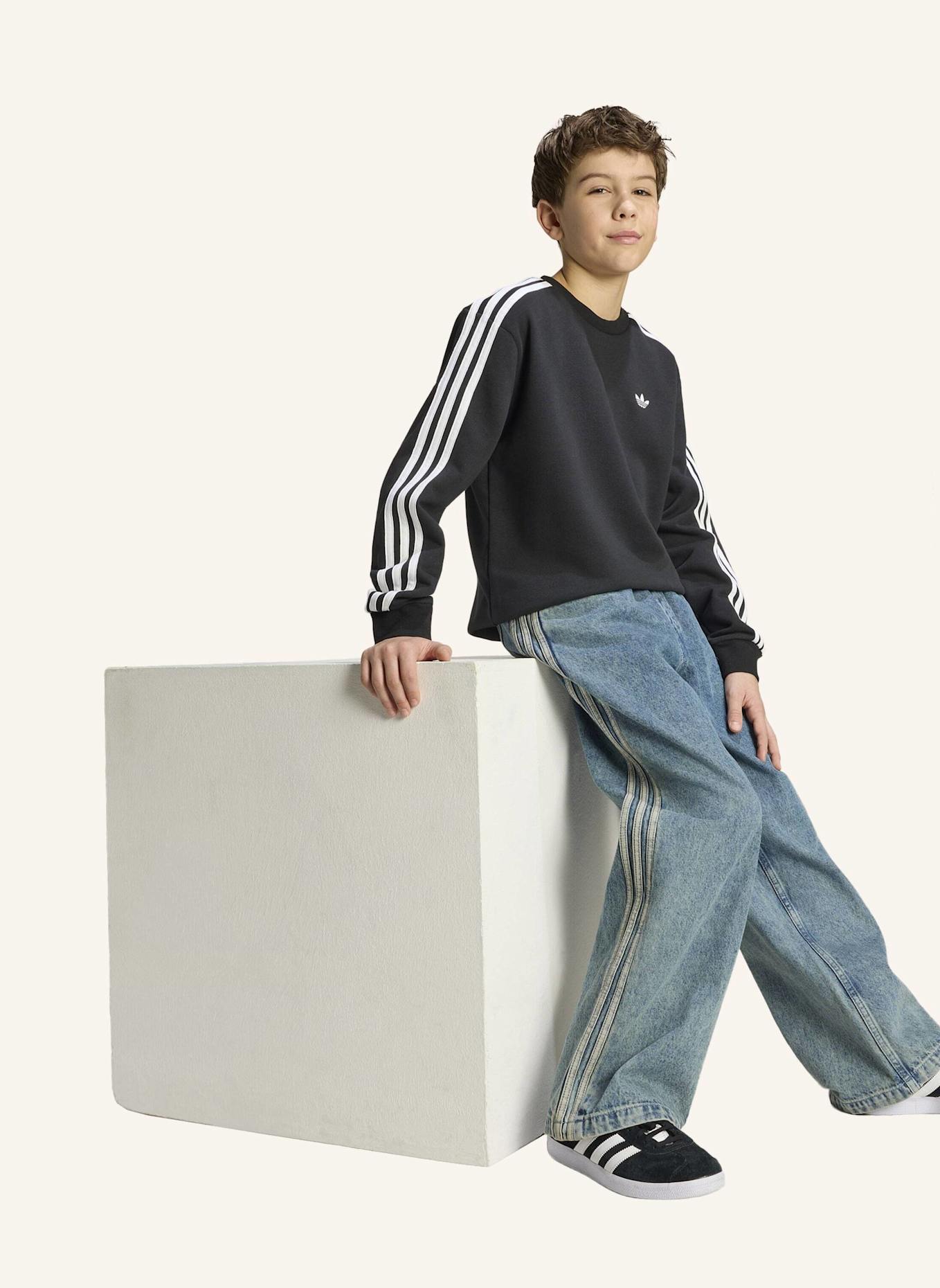 adidas Originals LOCKERES 3-STREIFEN RUNDHALS-SWEATSHIRT: SCHWARZ