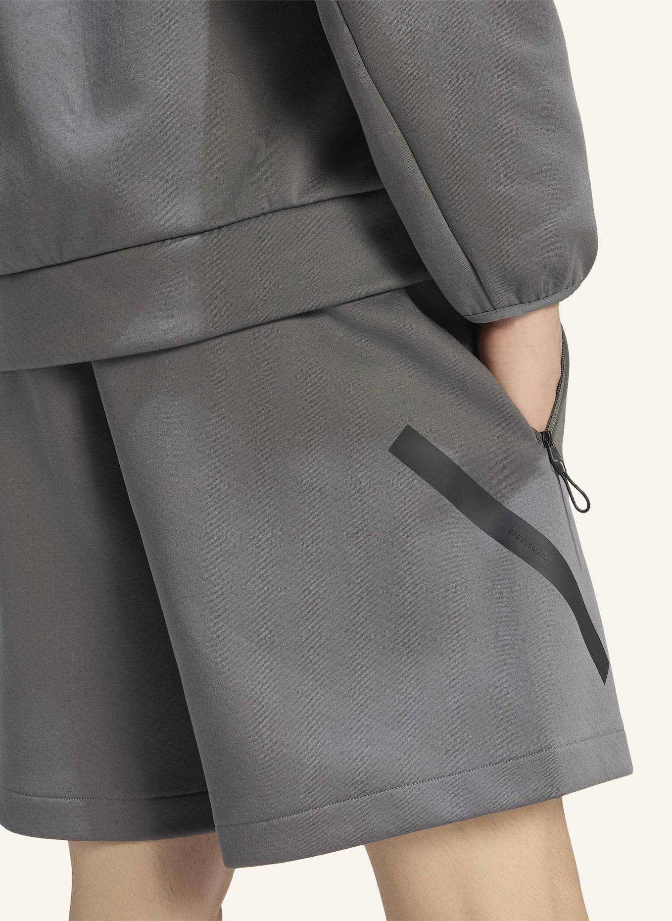 adidas ADIDAS Z.N.E. SHORTS: GRAU