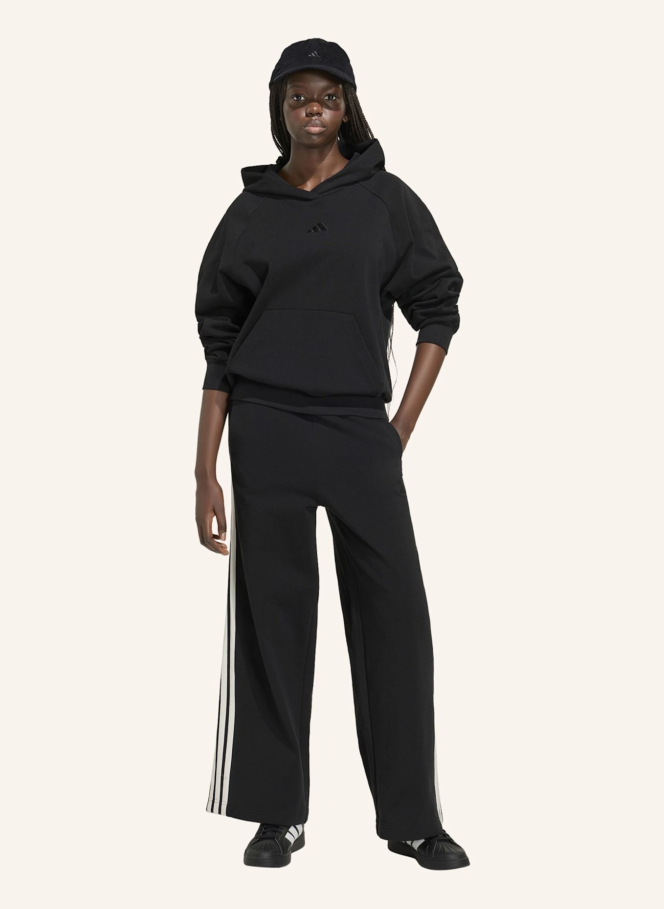 adidas ADIDAS KIT HOODIE, KLEINES LOGO: SCHWARZ