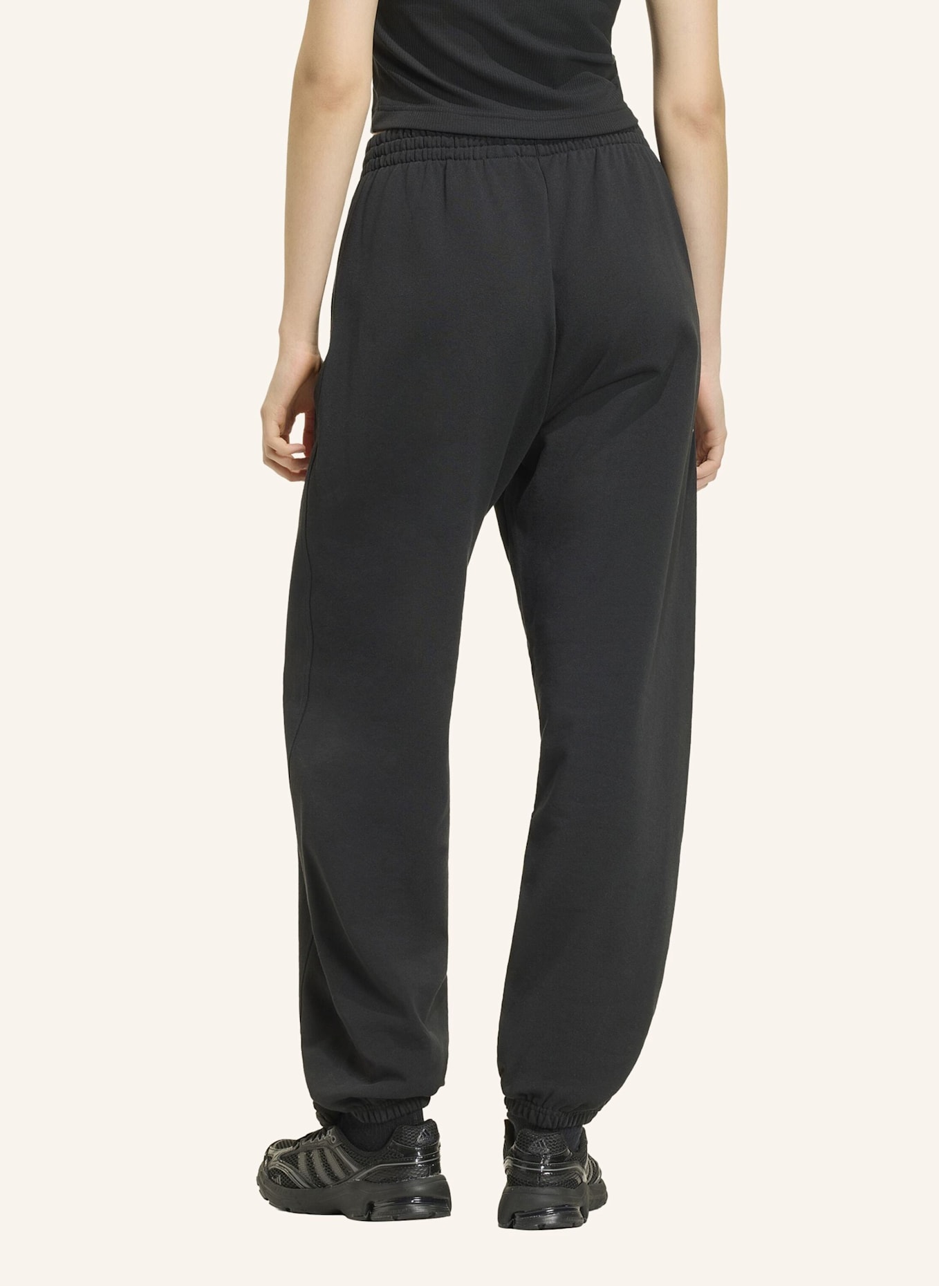 adidas ADIDAS KIT LOOSE HOSE, MIT BÜNDCHEN, KLEINES LOGO: SCHWARZ