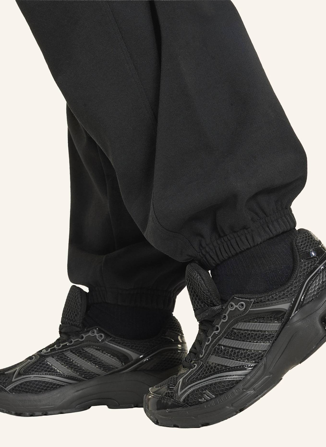 adidas ADIDAS KIT LOOSE HOSE, MIT BÜNDCHEN, KLEINES LOGO: SCHWARZ