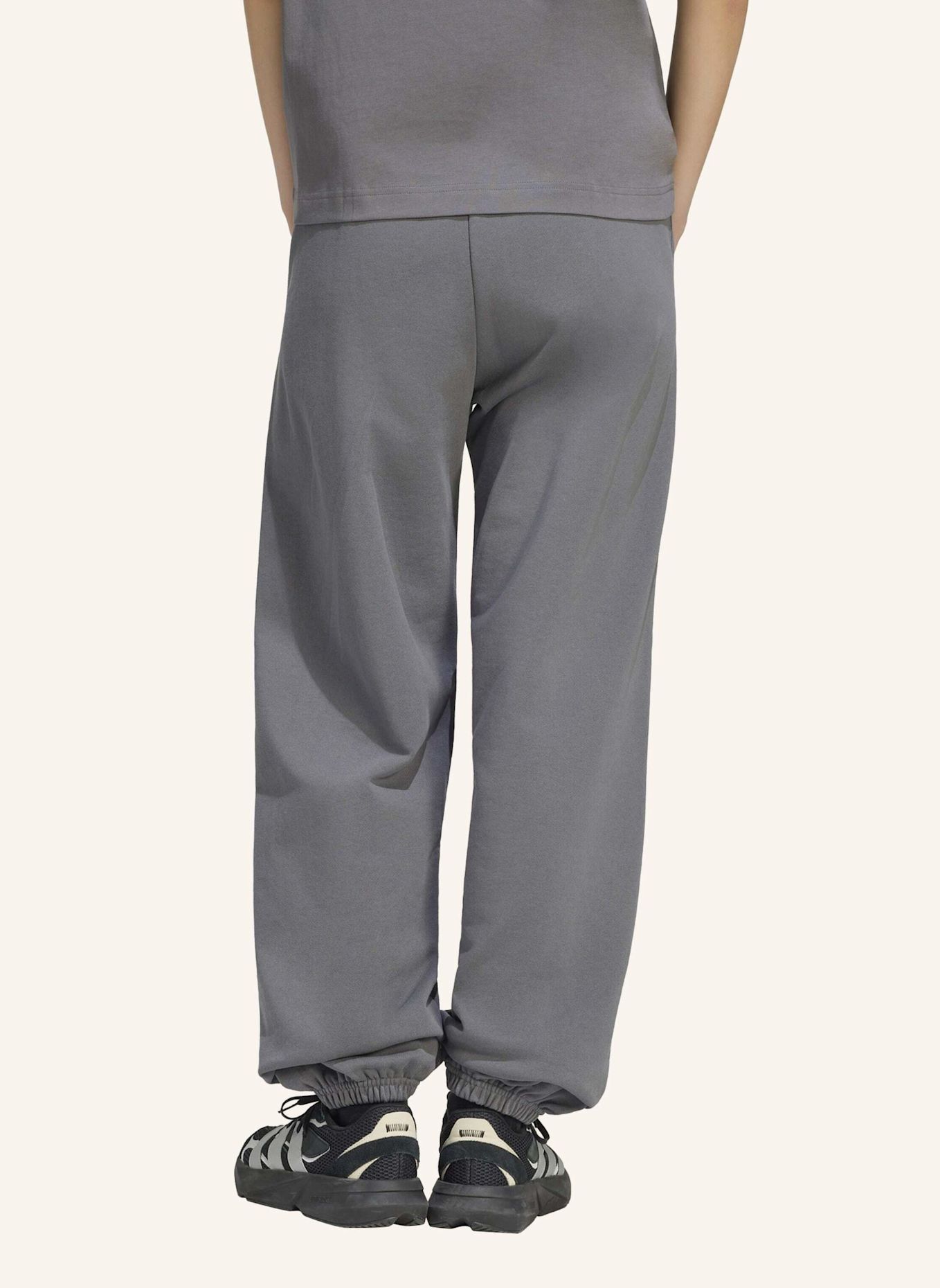adidas ADIDAS KIT LOOSE HOSE, MIT BÜNDCHEN, KLEINES LOGO: GRAU