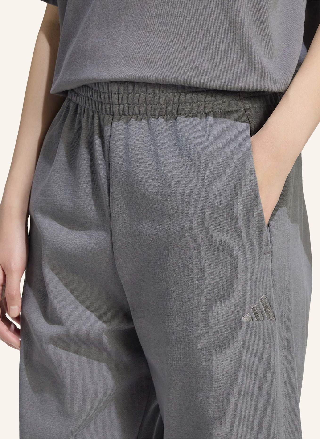 adidas ADIDAS KIT LOOSE HOSE, MIT BÜNDCHEN, KLEINES LOGO: GRAU