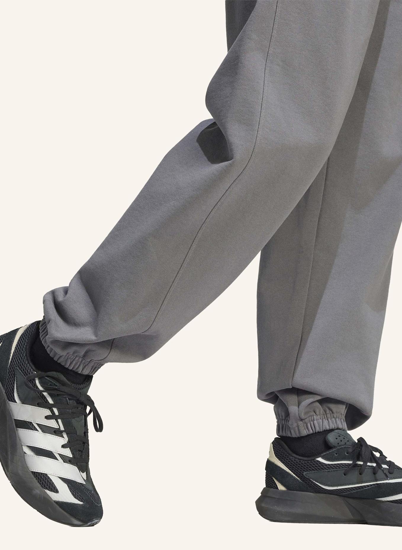 adidas ADIDAS KIT LOOSE HOSE, MIT BÜNDCHEN, KLEINES LOGO: GRAU