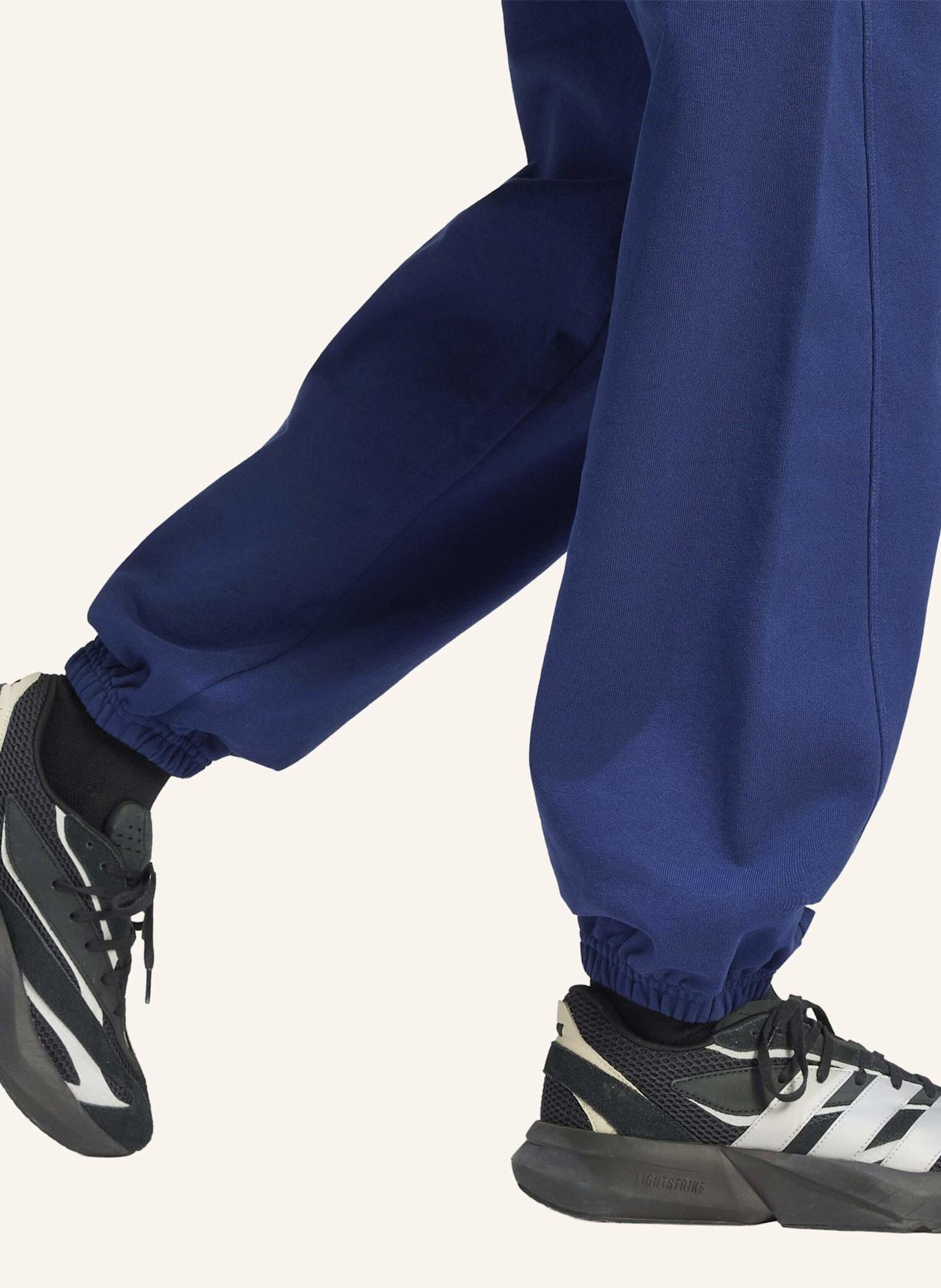 adidas ADIDAS KIT LOOSE HOSE, MIT BÜNDCHEN, KLEINES LOGO: BLAU