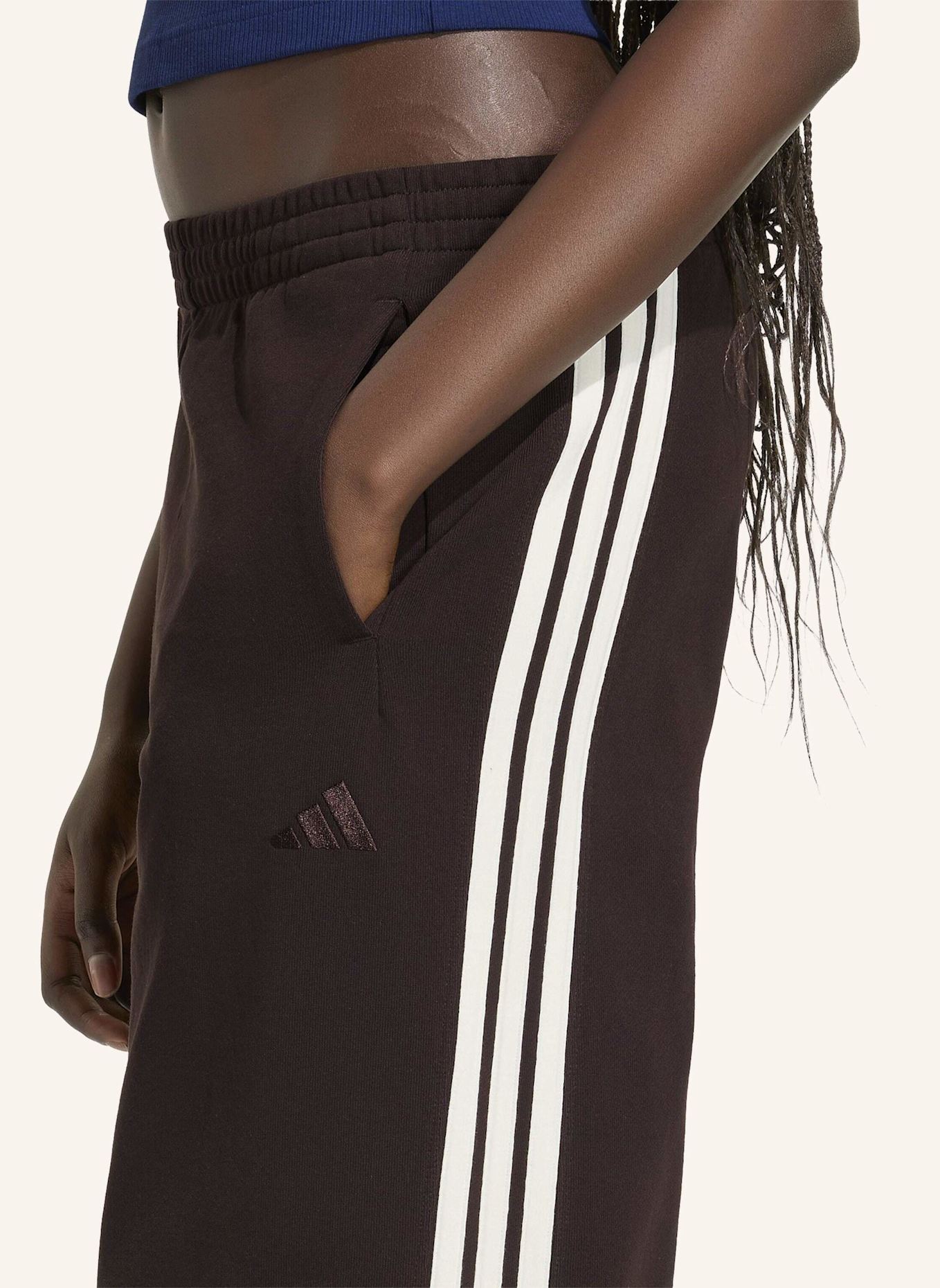 adidas ADIDAS KIT 3-STREIFEN WEITE HOSE: BRAUN/ WEISS