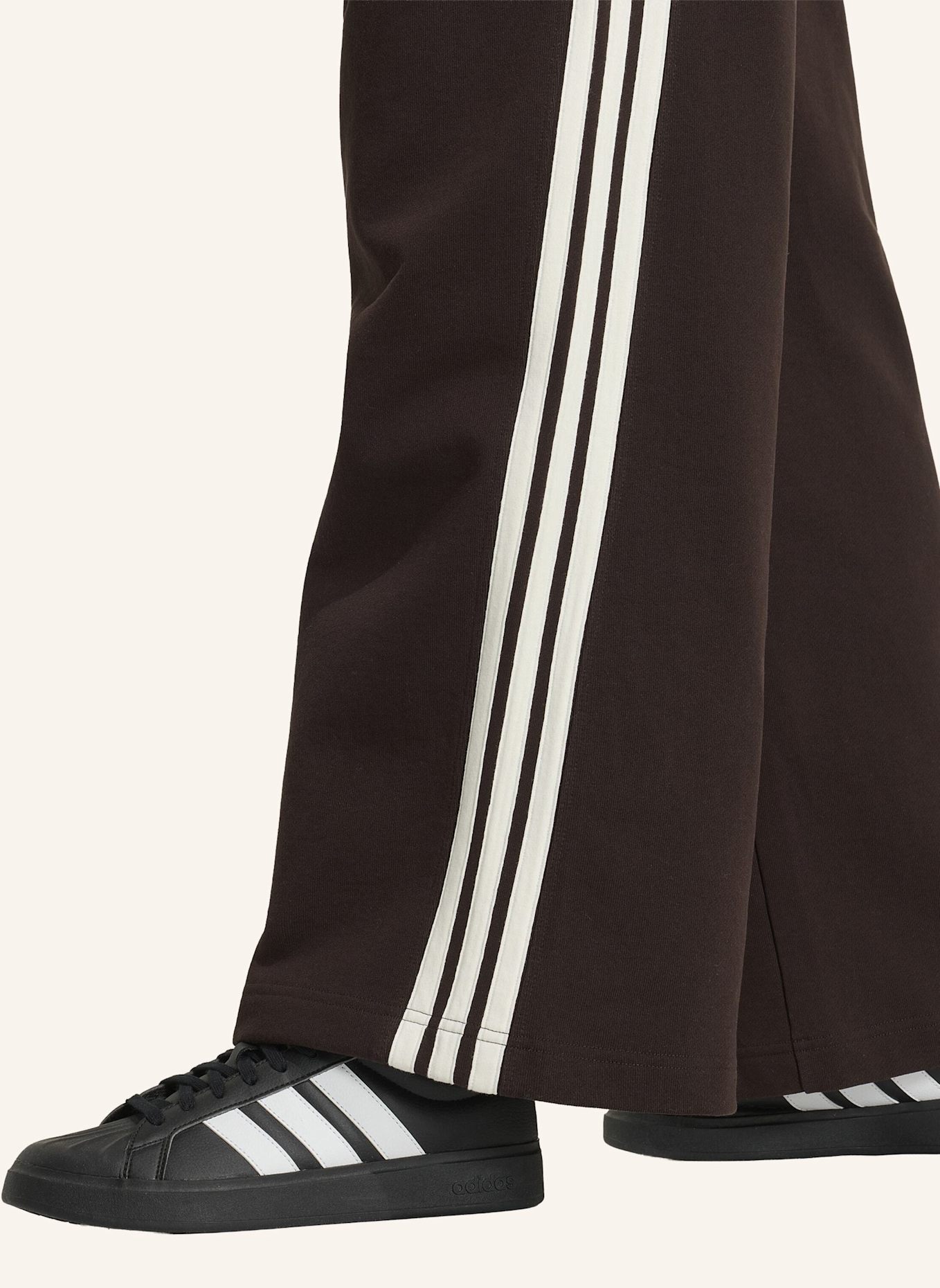 adidas ADIDAS KIT 3-STREIFEN WEITE HOSE: BRAUN/ WEISS