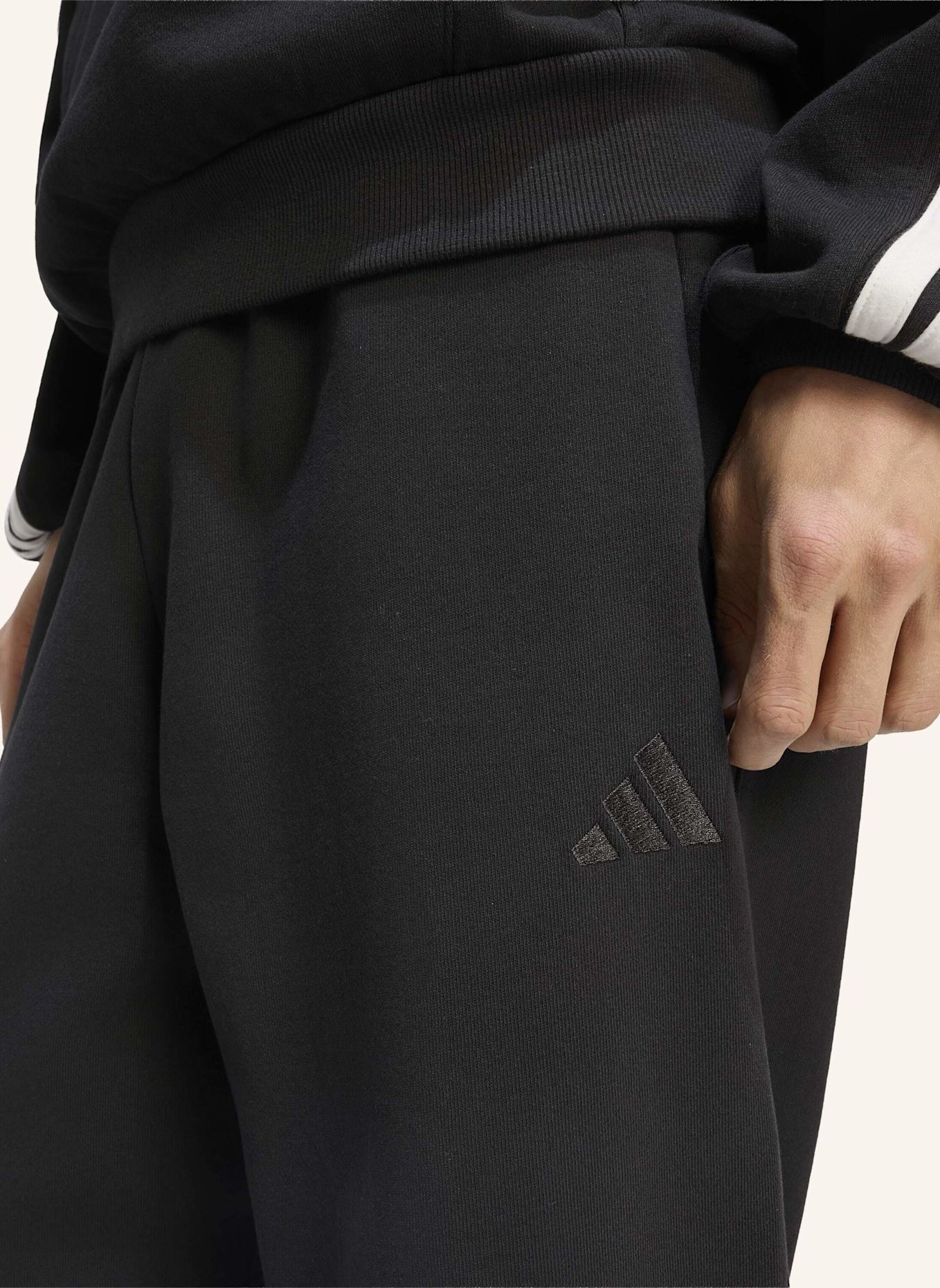 adidas ADIDAS KIT WEITE HOSE, KLEINES LOGO: SCHWARZ