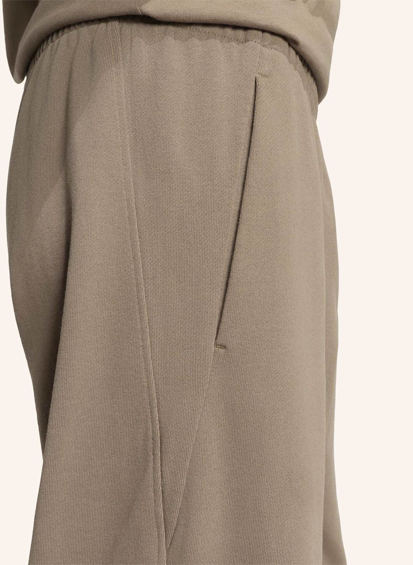 adidas ADIDAS KIT WEITE HOSE, KLEINES LOGO: KHAKI