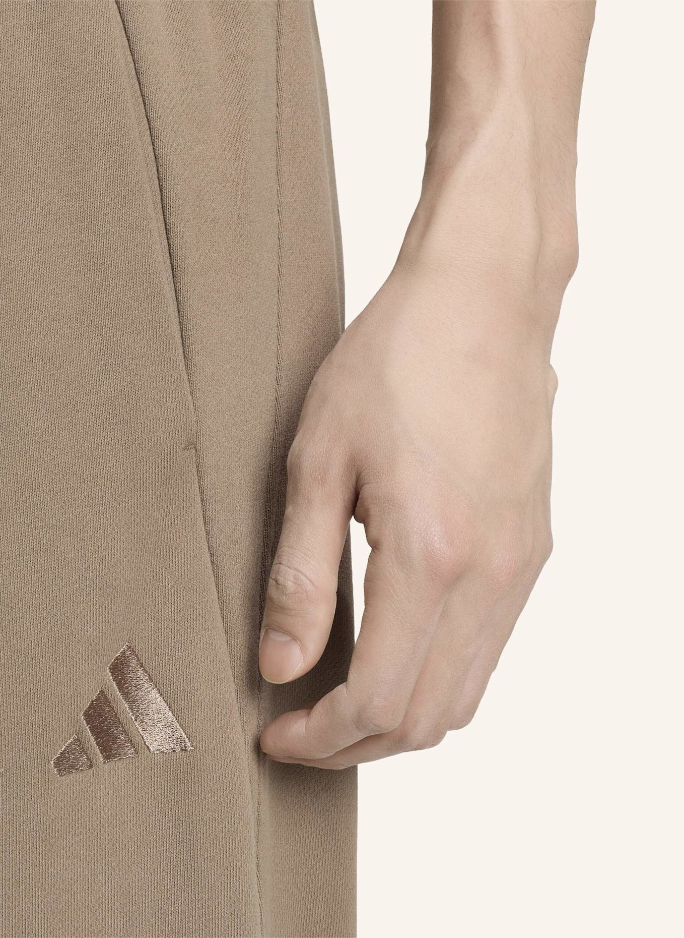 adidas ADIDAS KIT WEITE HOSE, KLEINES LOGO: KHAKI