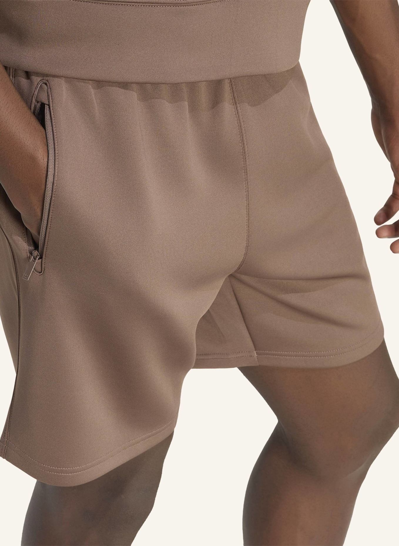 adidas Originals TREFOIL ESSENTIALS SPACER SHORTS: BRAUN