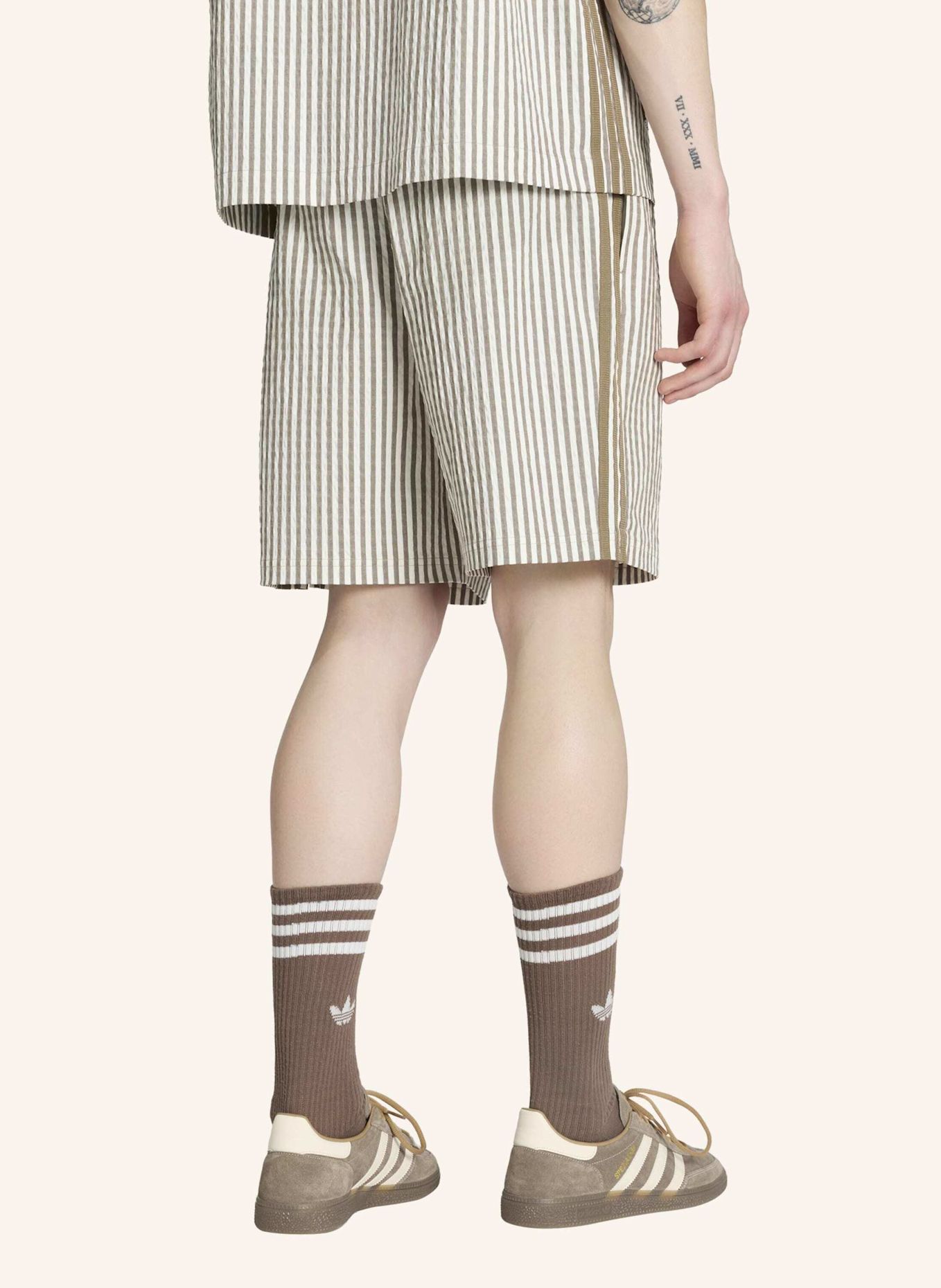 adidas Originals Shorts RESORT S mit Galonstreifen: KHAKI