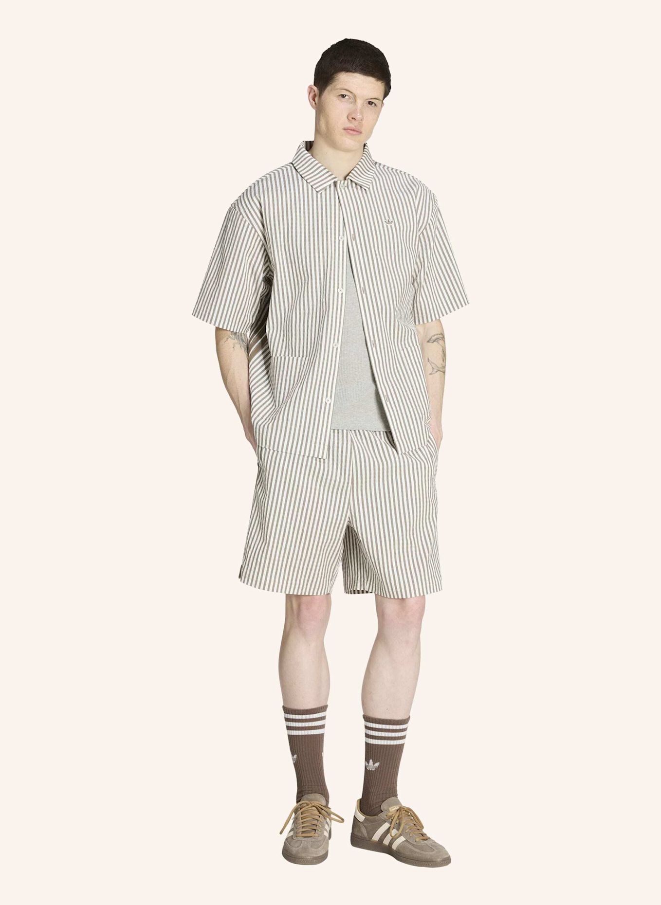 adidas Originals Shorts RESORT S mit Galonstreifen: KHAKI