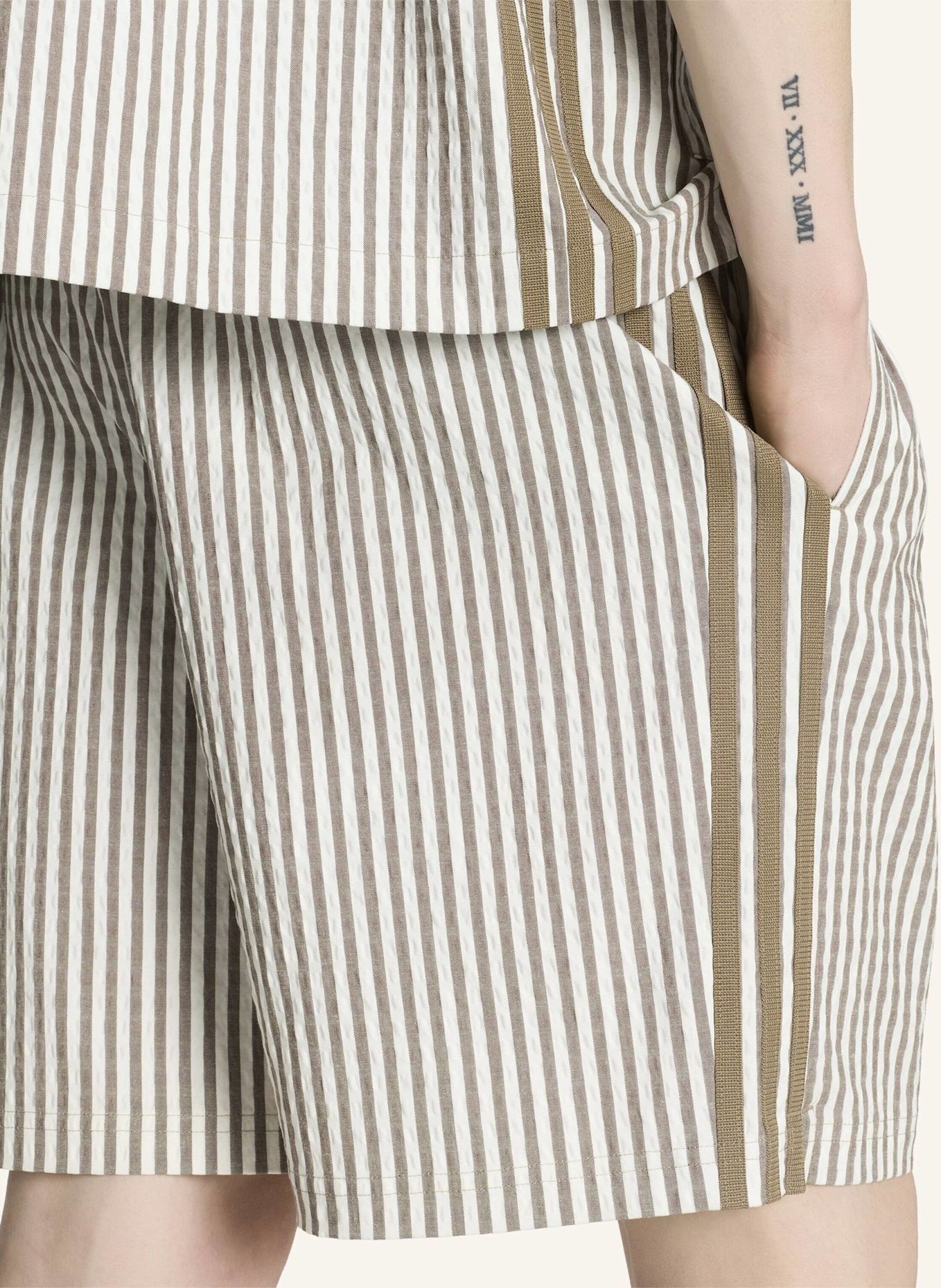 adidas Originals Shorts RESORT S mit Galonstreifen: KHAKI