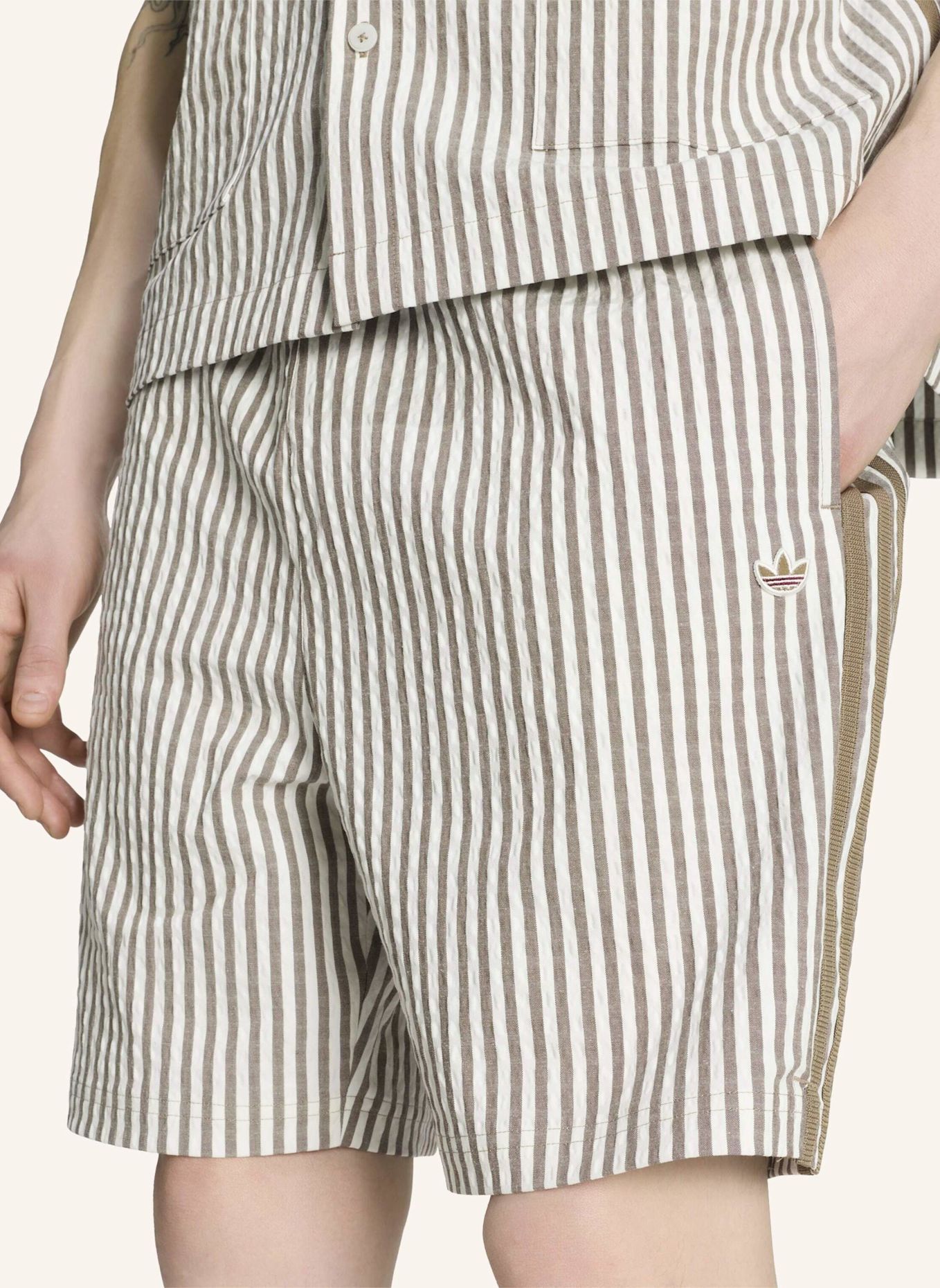adidas Originals Shorts RESORT S mit Galonstreifen: KHAKI