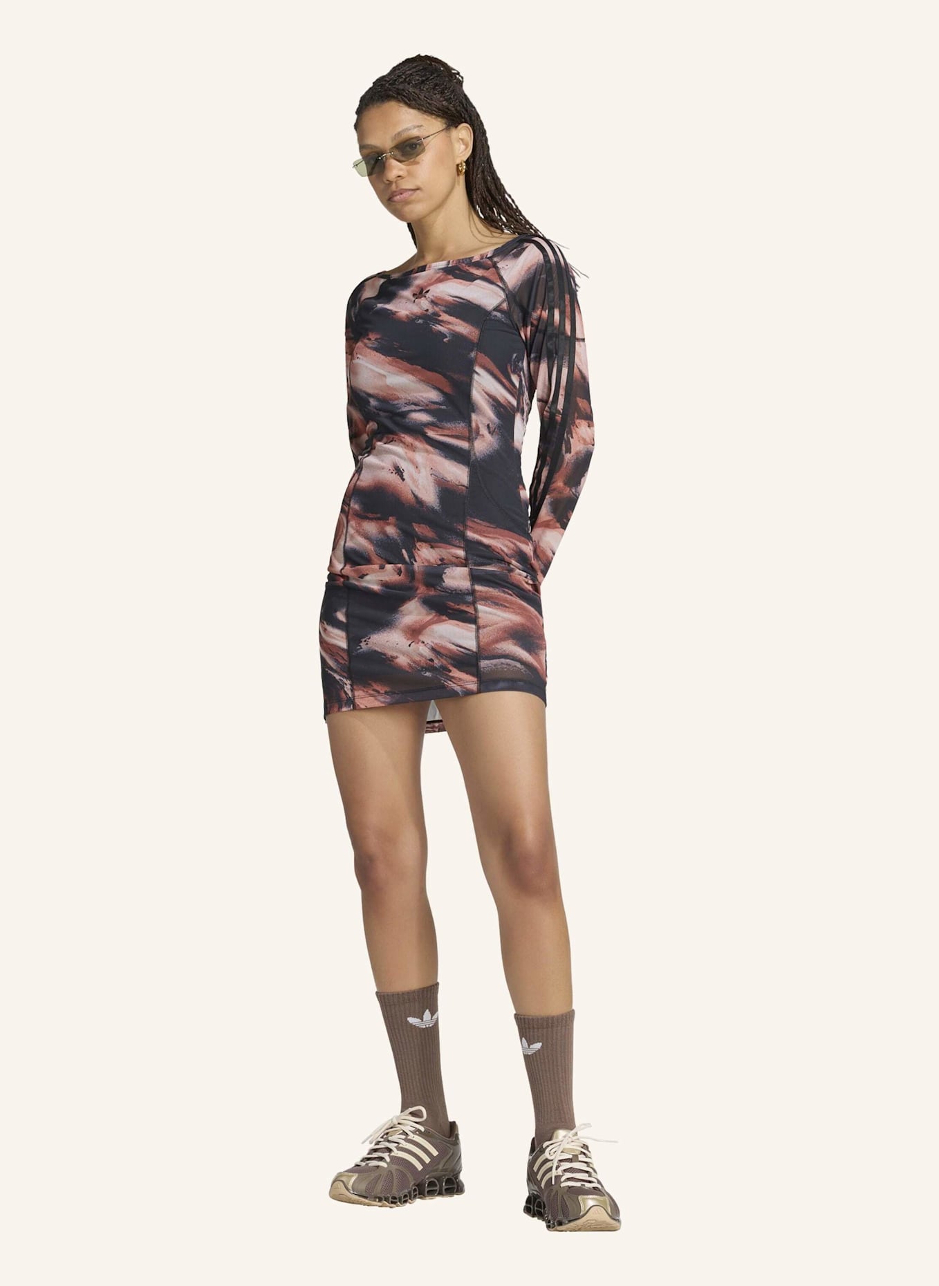adidas Originals GRAFIK MINIKLEID: ROT/ BEIGE/ BRAUN/ SCHWARZ