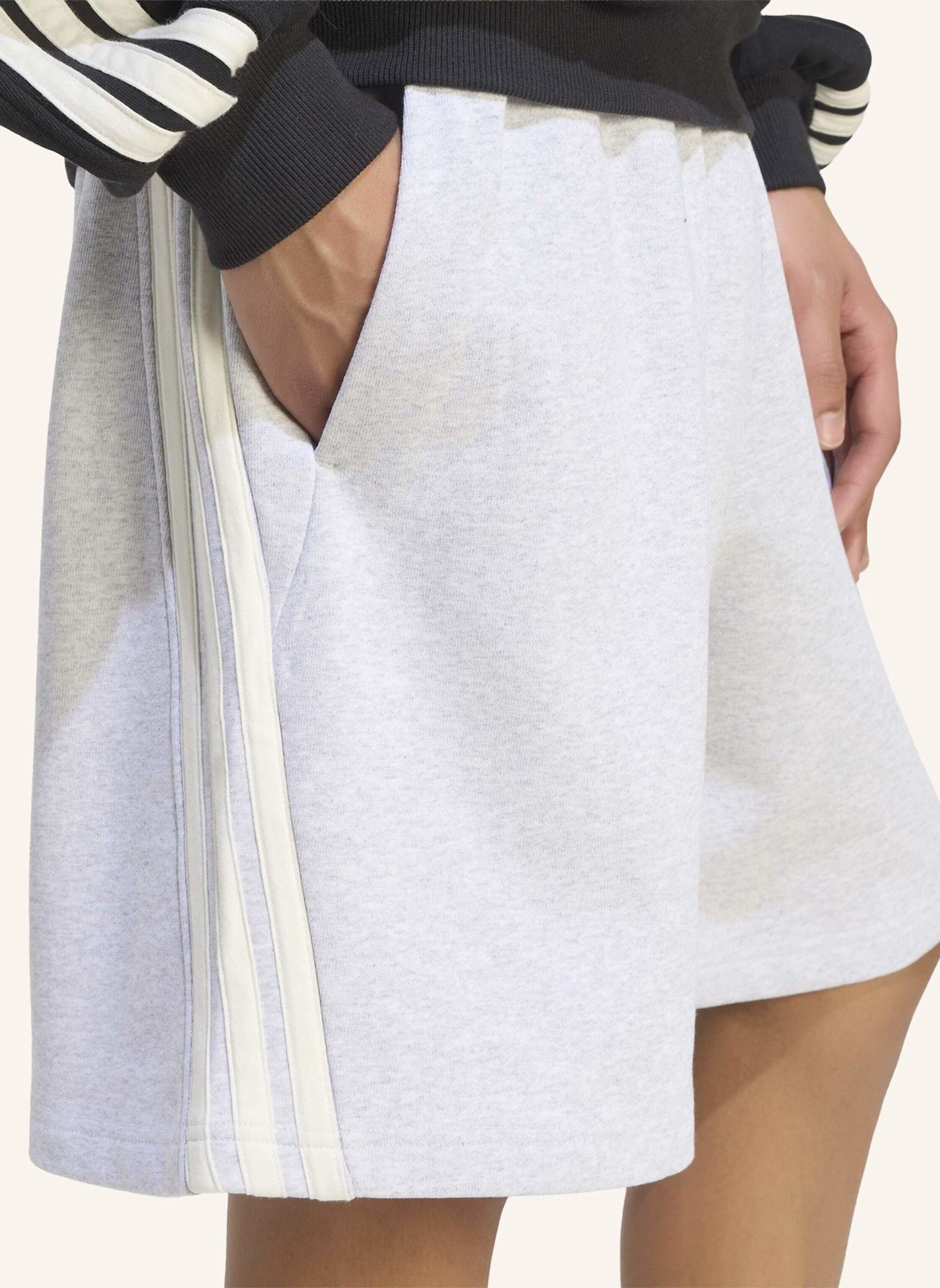adidas ADIDAS KIT 3-STREIFEN SHORTS: GRAU/ WEISS