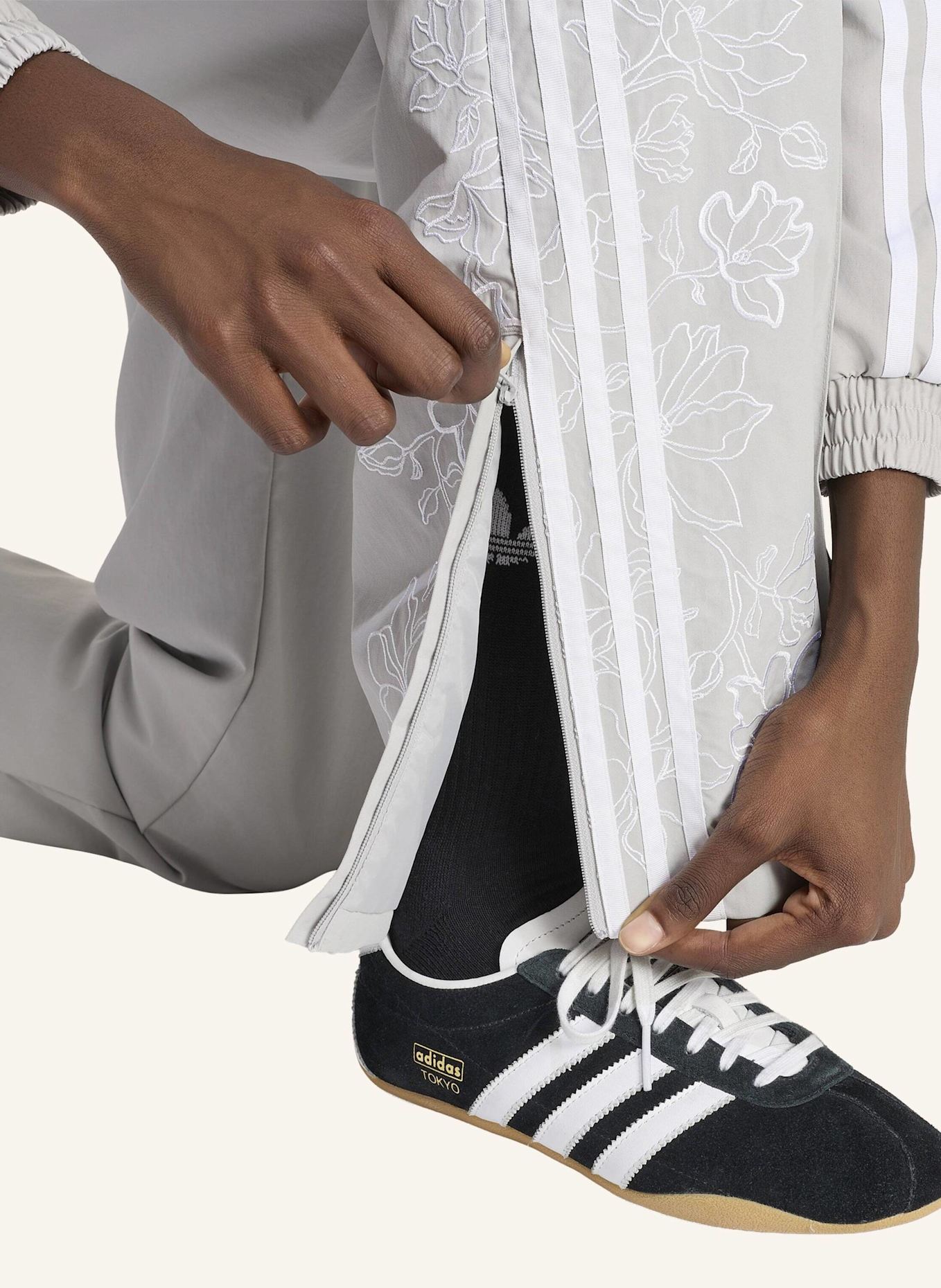 adidas Originals FLORAL GFX FIREBIRD LOOSE TRAININGSHOSE: GRAU