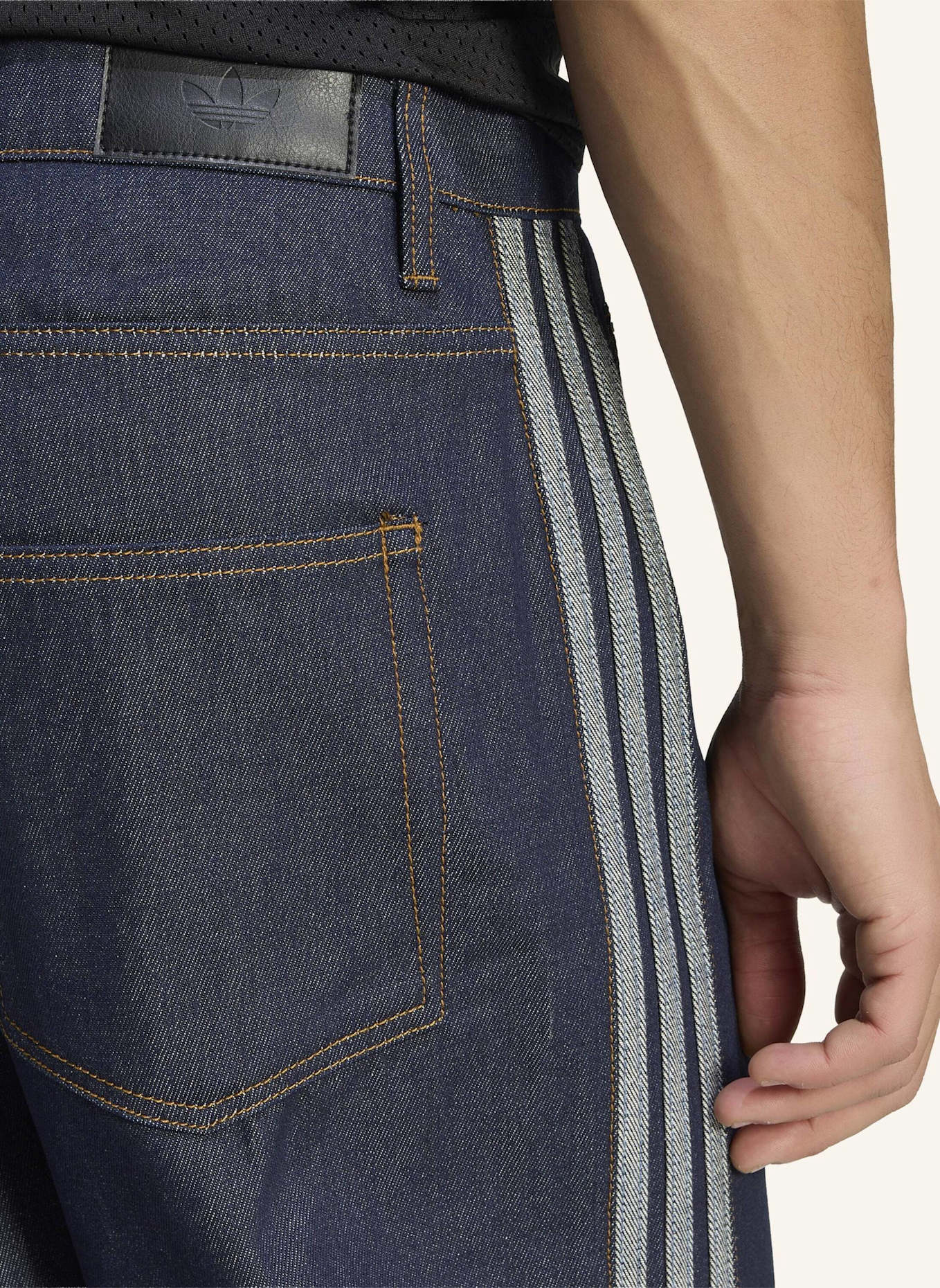 adidas Originals FIREBIRD ADICOLOR DENIM-JEANS MIT MITTELHOHEM BUND UND GERADE GESCHNITTENEM BEIN: BLAU