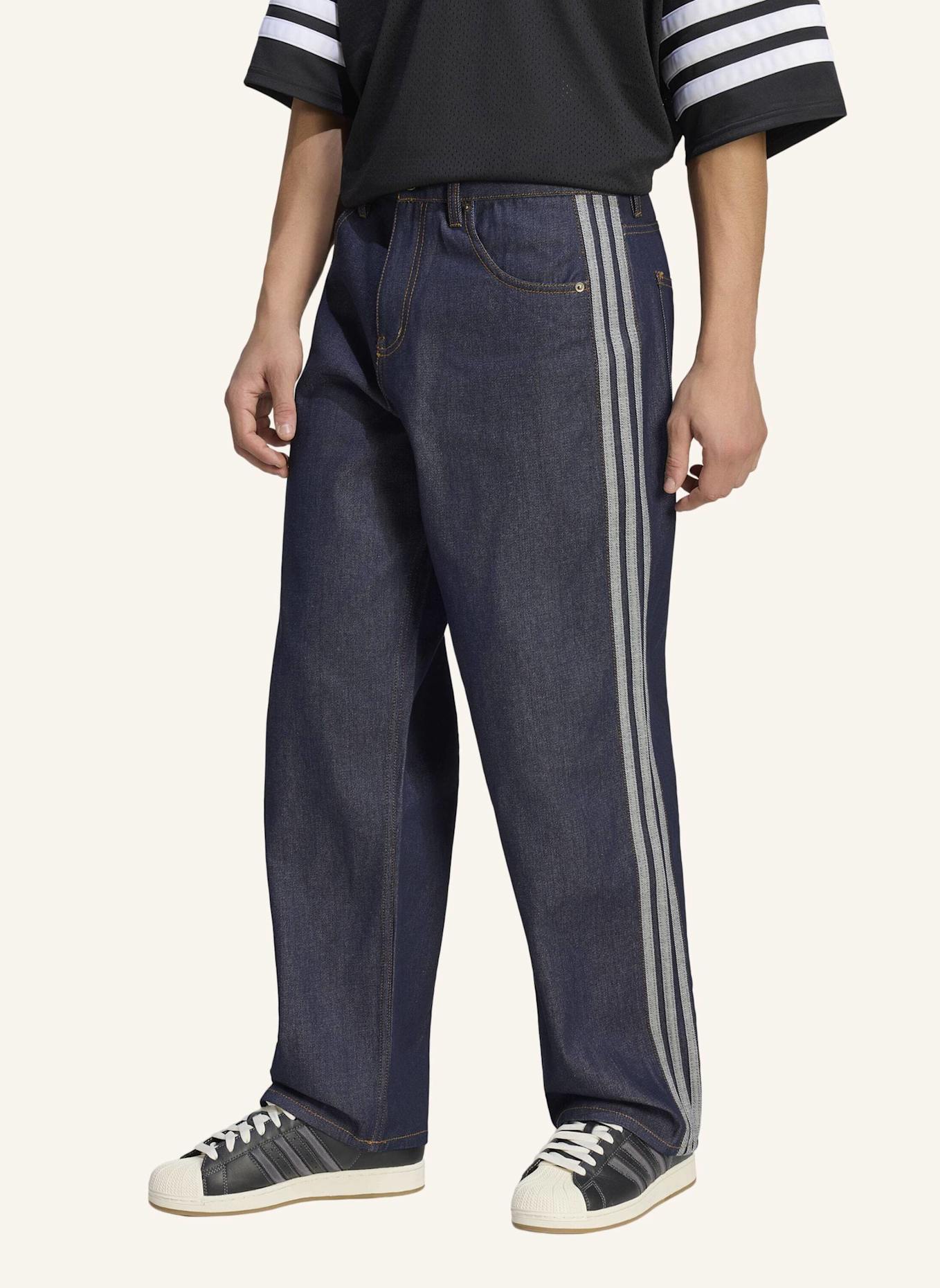 adidas Originals FIREBIRD ADICOLOR DENIM-JEANS MIT MITTELHOHEM BUND UND GERADE GESCHNITTENEM BEIN: BLAU