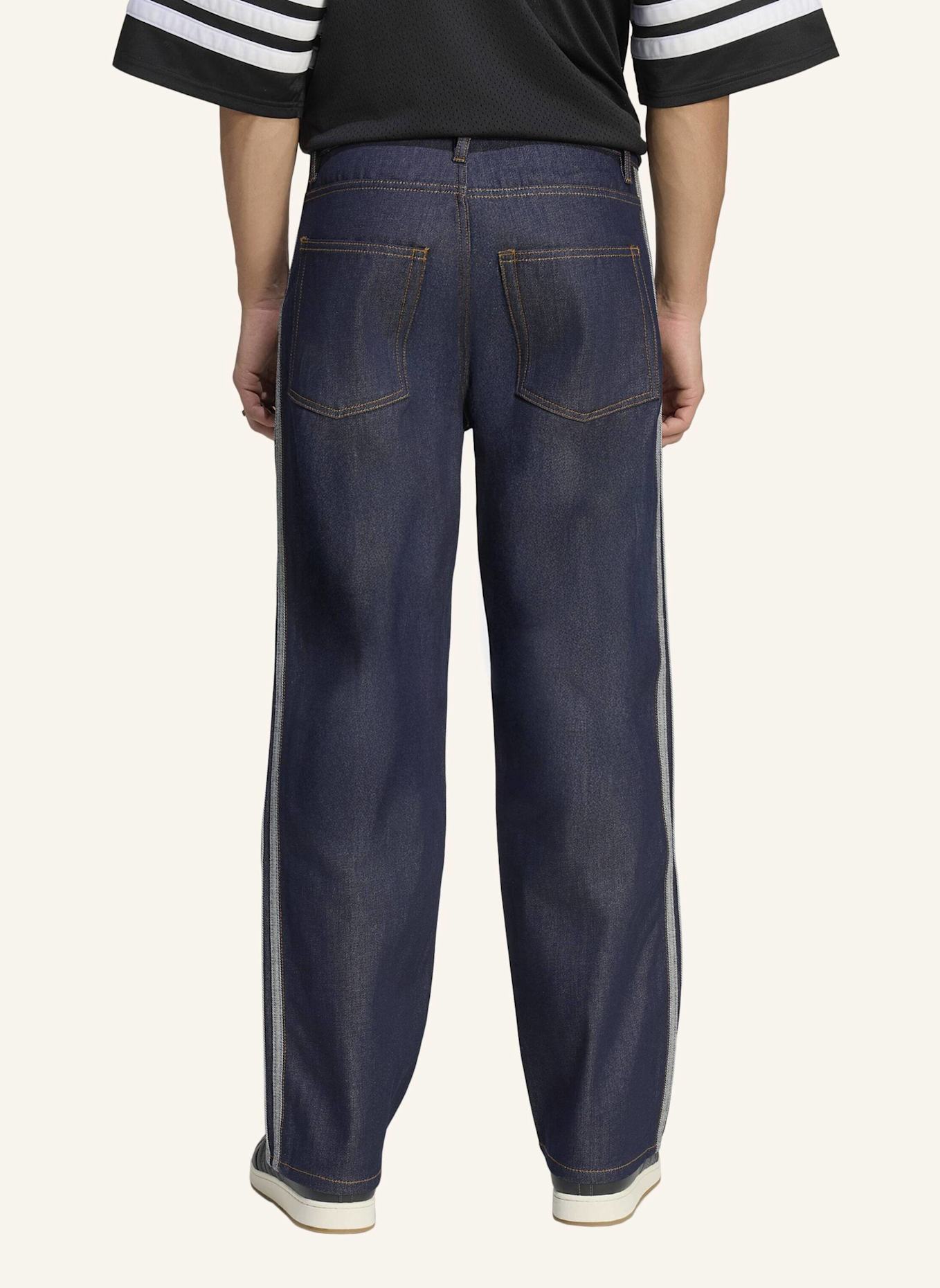 adidas Originals FIREBIRD ADICOLOR DENIM-JEANS MIT MITTELHOHEM BUND UND GERADE GESCHNITTENEM BEIN: BLAU