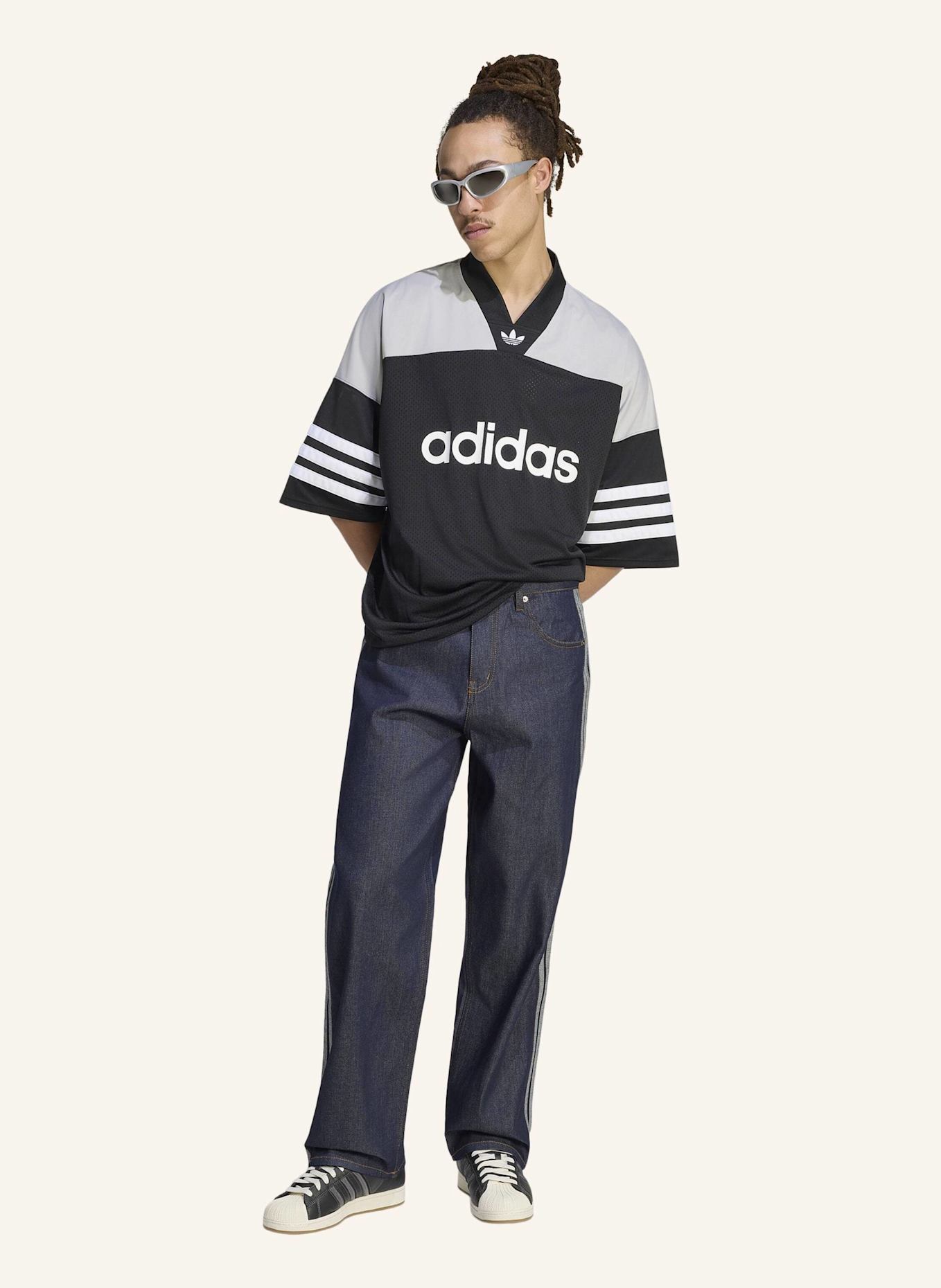 adidas Originals FIREBIRD ADICOLOR DENIM-JEANS MIT MITTELHOHEM BUND UND GERADE GESCHNITTENEM BEIN: BLAU