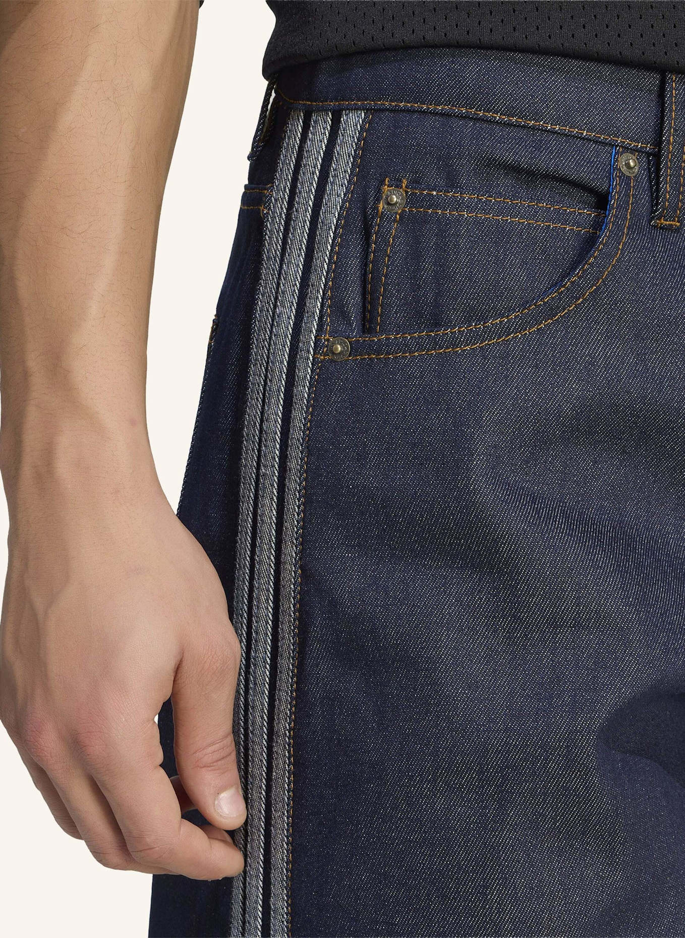 adidas Originals FIREBIRD ADICOLOR DENIM-JEANS MIT MITTELHOHEM BUND UND GERADE GESCHNITTENEM BEIN: BLAU