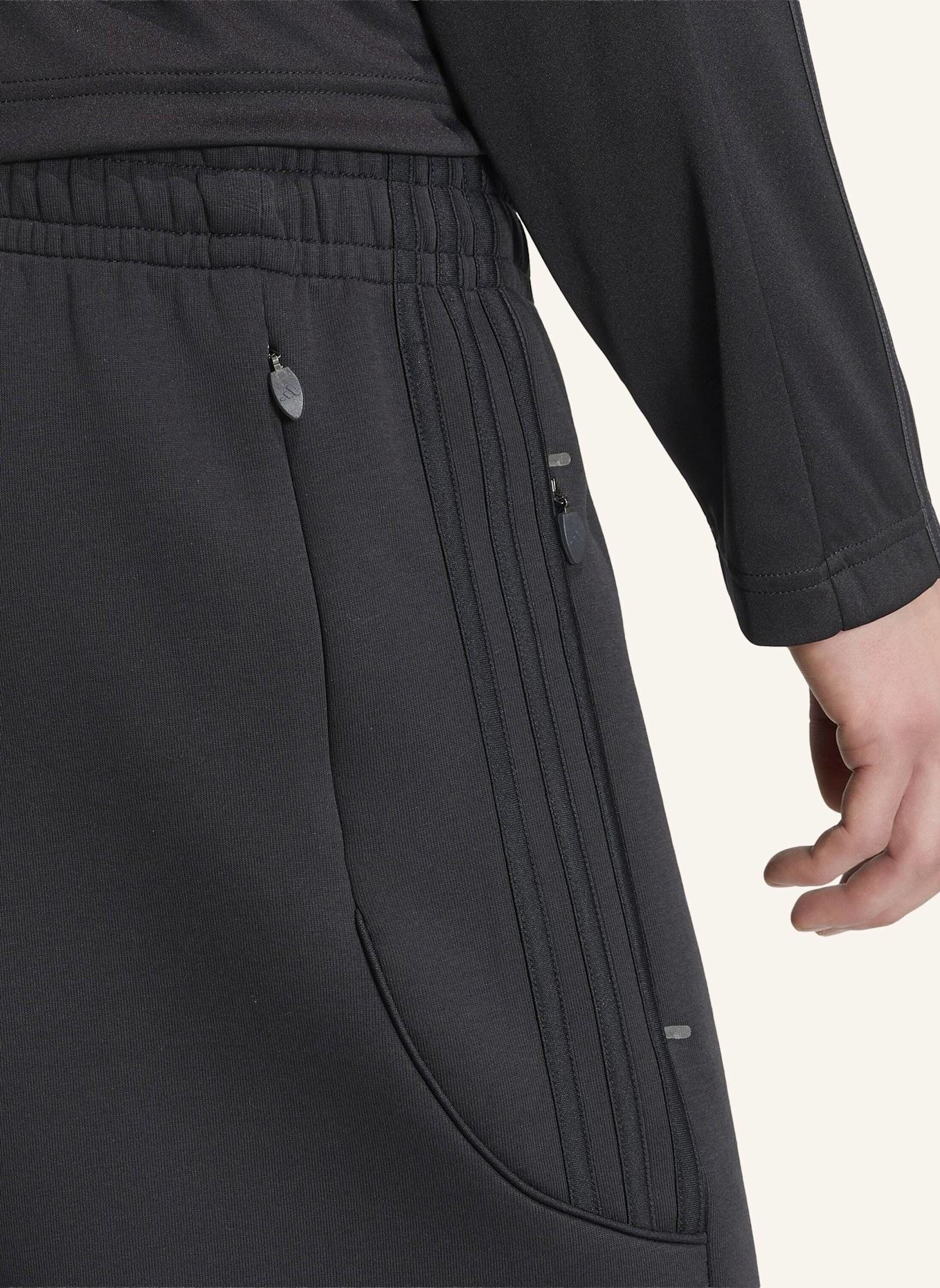 adidas Originals SPACER TEAMGEIST 26 CUTLINE SHORTS: SCHWARZ