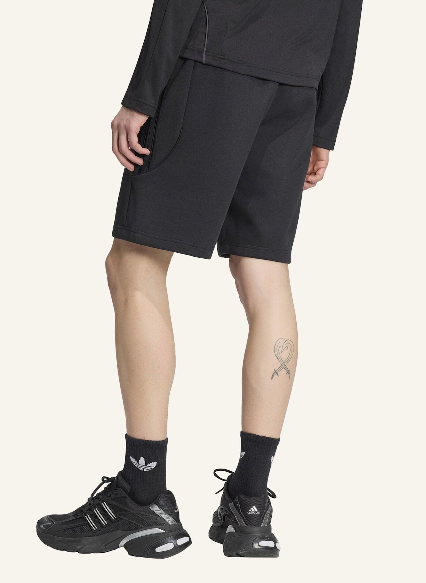 adidas Originals SPACER TEAMGEIST 26 CUTLINE SHORTS: SCHWARZ