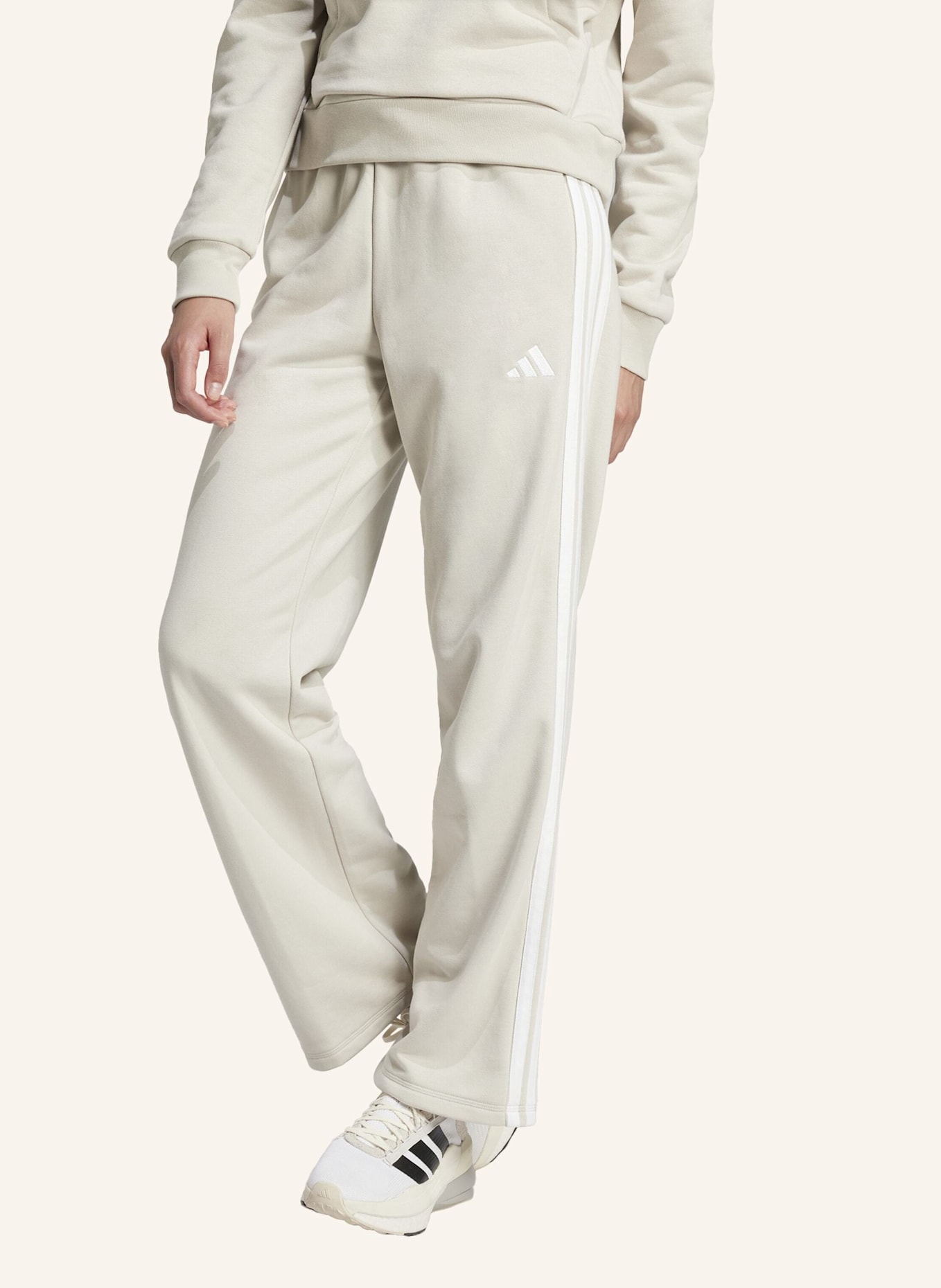 adidas ESSENTIALS 3-STREIFEN OPEN HEM FRENCH TERRY HOSE: BEIGE/ WEISS
