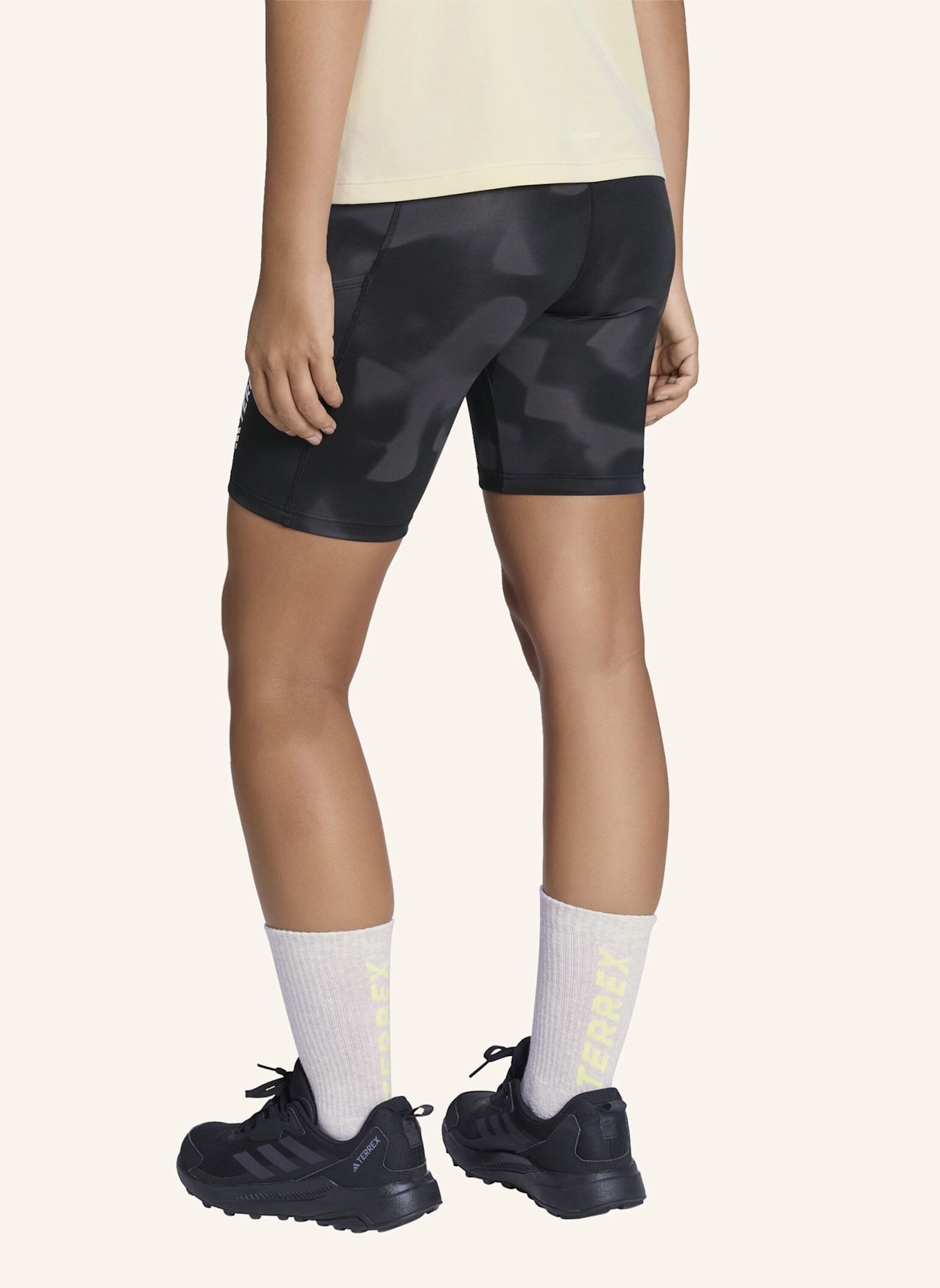 adidas TERREX TERREX MULTI 8INCH KURZE LEGGINGS, PRINT: SCHWARZ/ GRAU