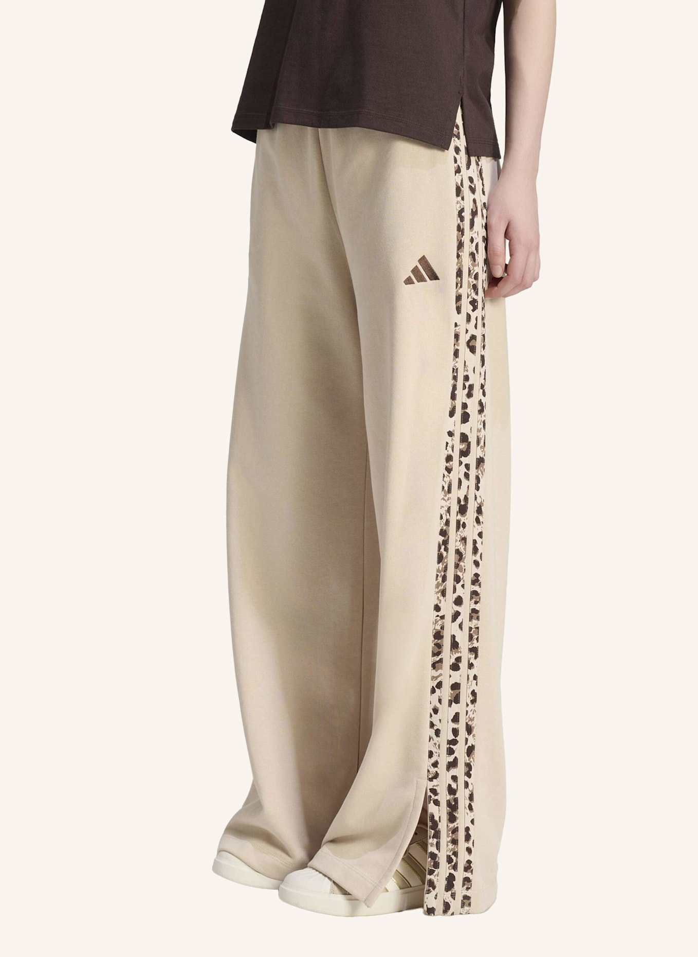 adidas SEASONAL ESSENTIALS 3-STREIFEN-HOSEN, ANIMALPRINT: BEIGE