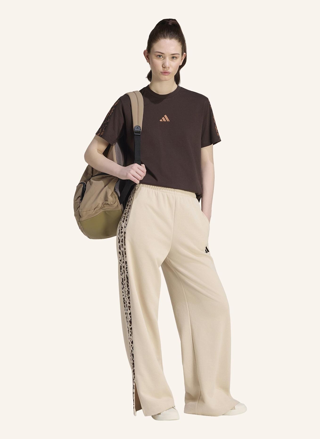 adidas SEASONAL ESSENTIALS 3-STREIFEN-HOSEN, ANIMALPRINT: BEIGE