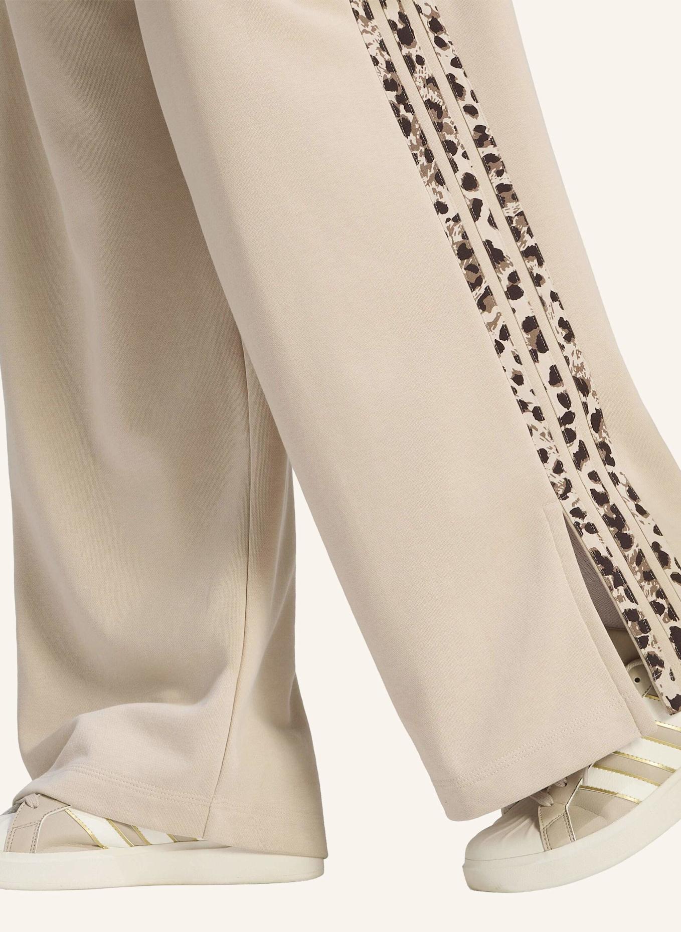 adidas SEASONAL ESSENTIALS 3-STREIFEN-HOSEN, ANIMALPRINT: BEIGE