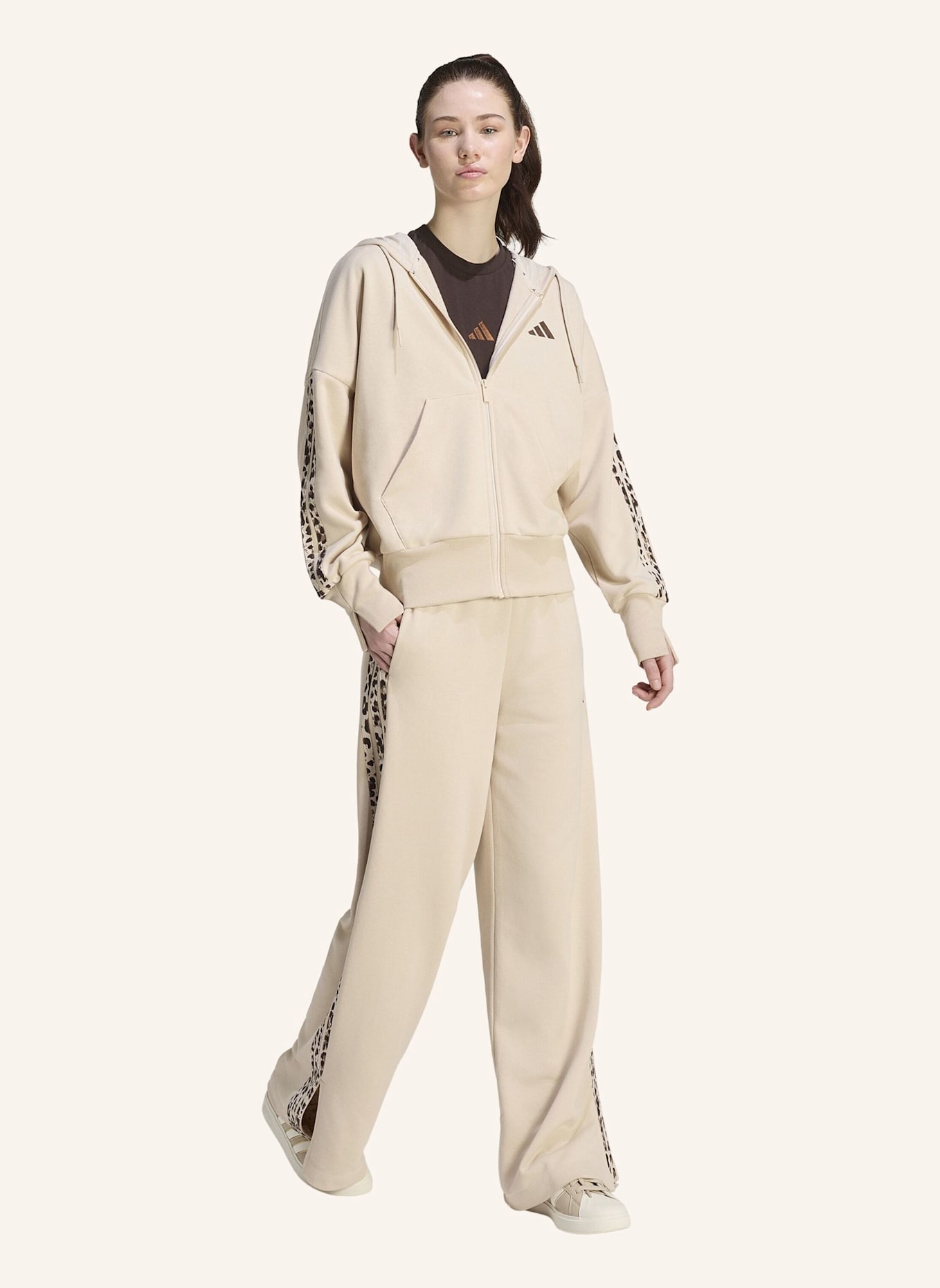 adidas SEASONAL ESSENTIALS 3-STREIFEN KAPUZENJACKE, ANIMALPRINT: KHAKI