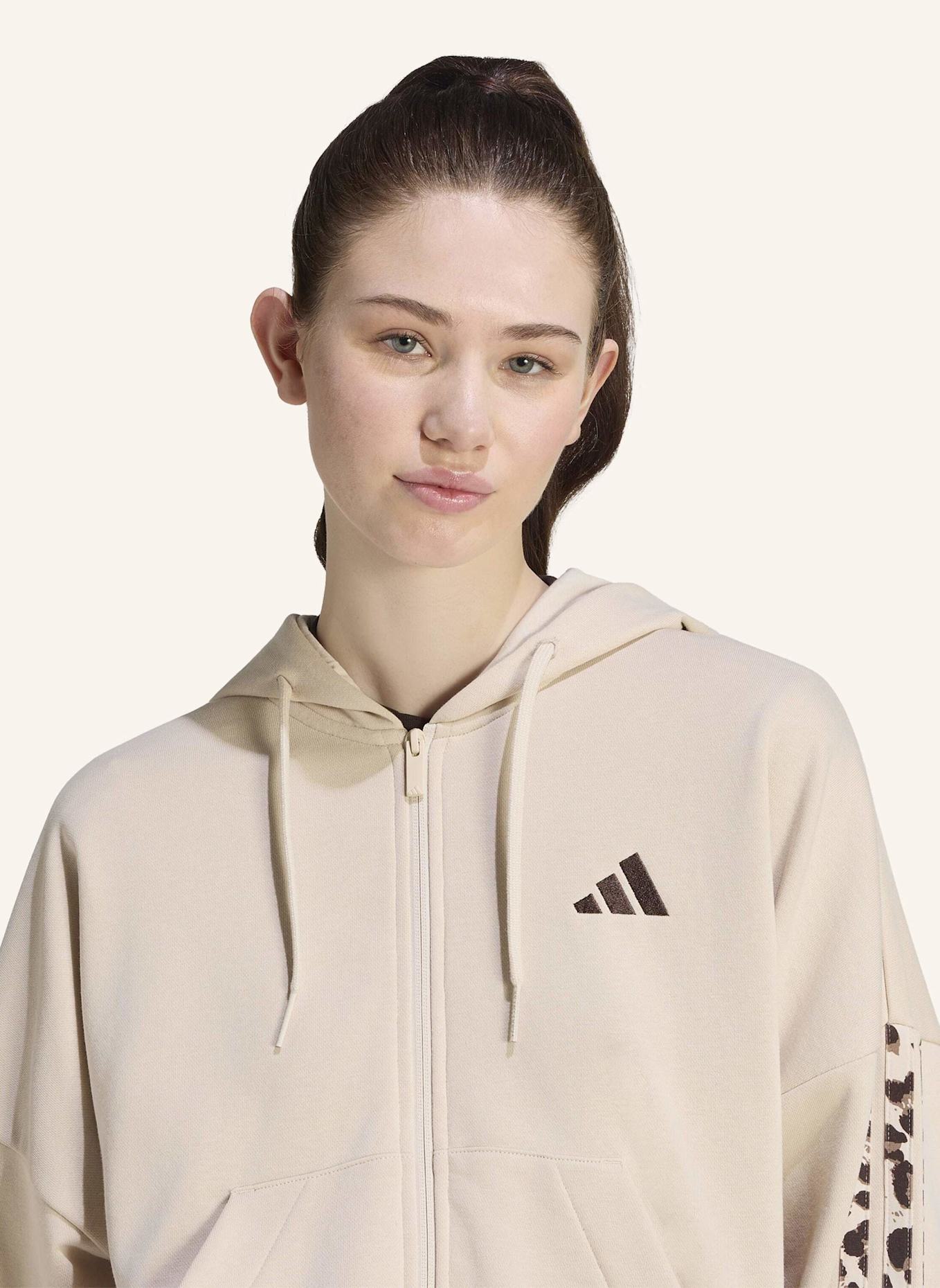 adidas SEASONAL ESSENTIALS 3-STREIFEN KAPUZENJACKE, ANIMALPRINT: KHAKI