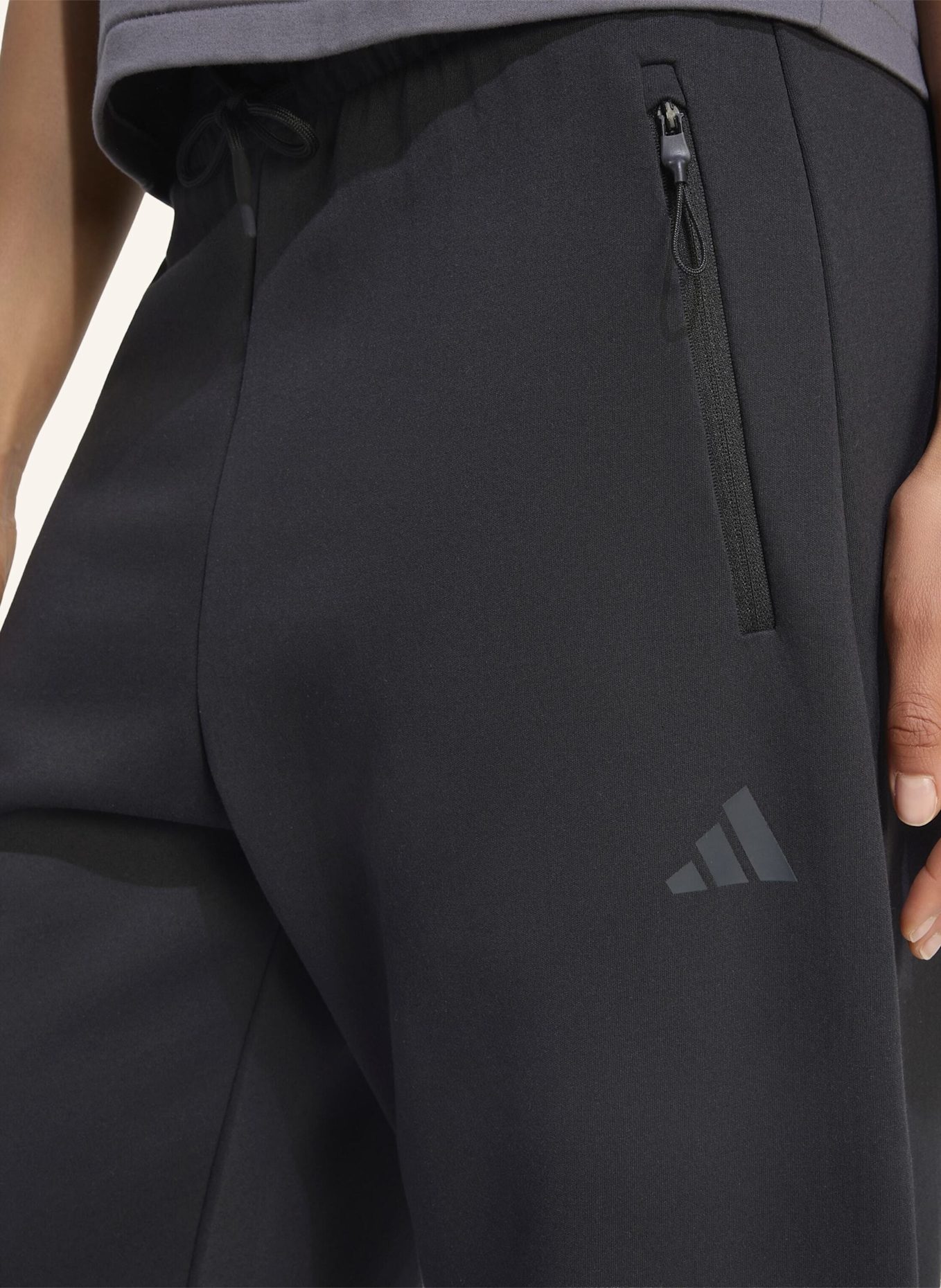 adidas ADIDAS Z.N.E. HOSE OFFENER SAUM: SCHWARZ