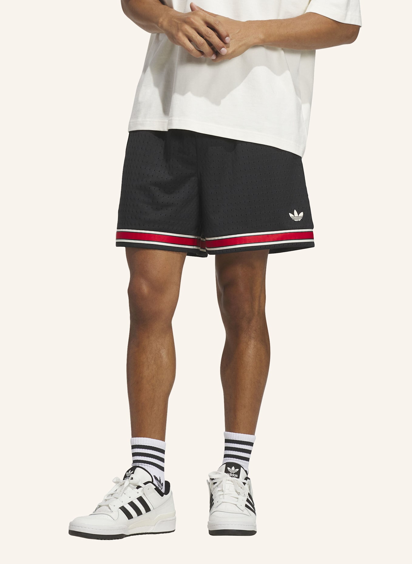adidas Originals ORIGINALS SIDELINE SHORTS: SCHWARZ/ WEISS/ ROT