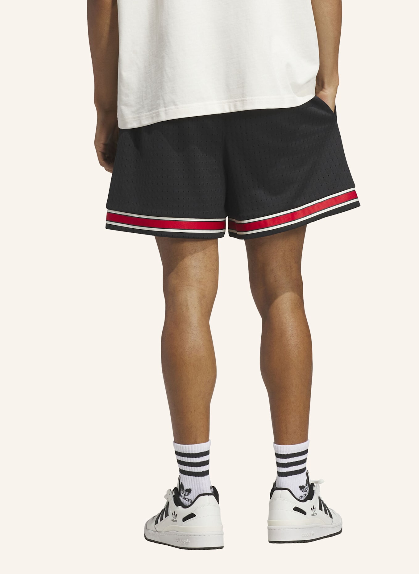 adidas Originals ORIGINALS SIDELINE SHORTS: SCHWARZ/ WEISS/ ROT