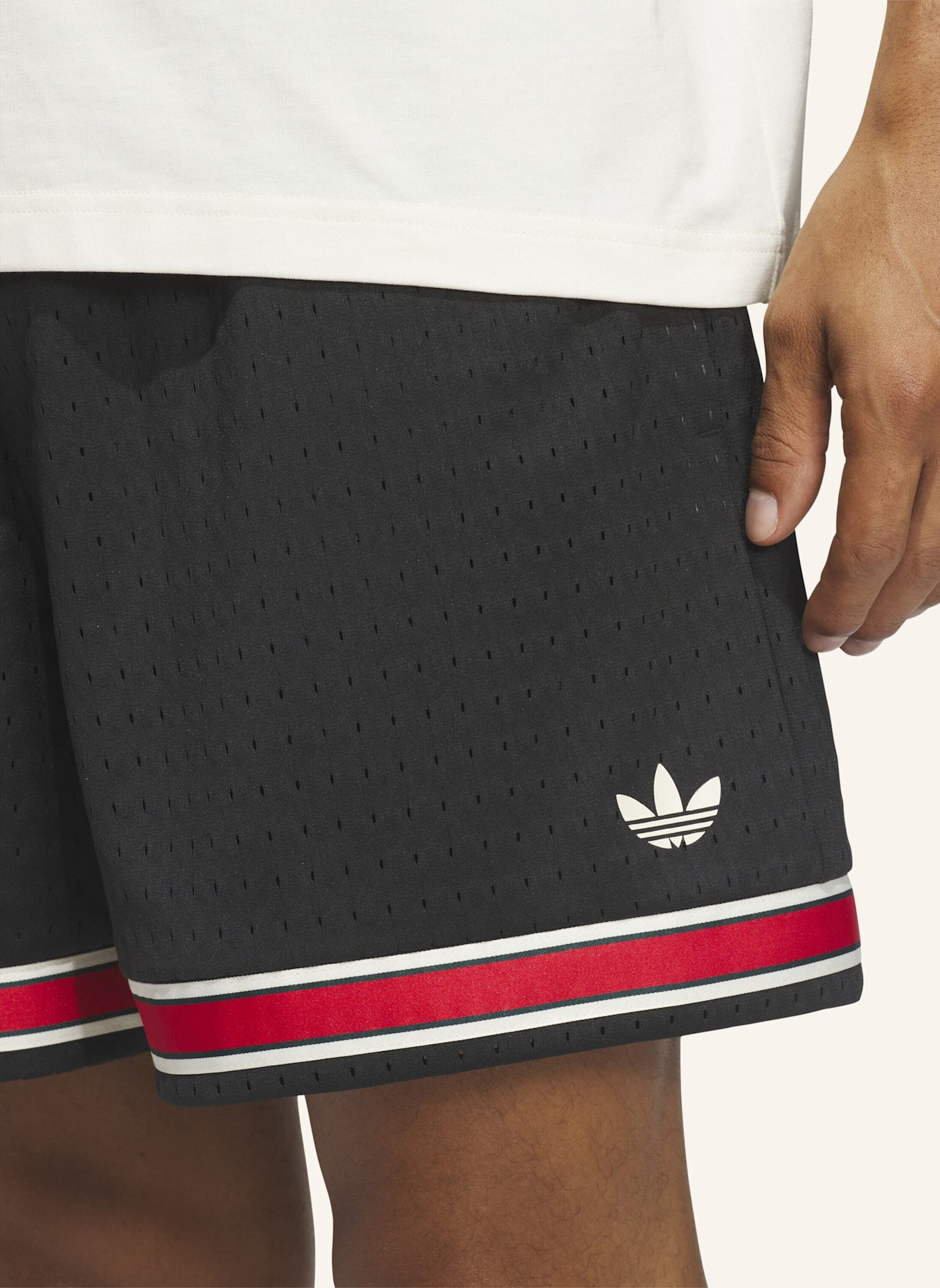 adidas Originals ORIGINALS SIDELINE SHORTS: SCHWARZ/ WEISS/ ROT