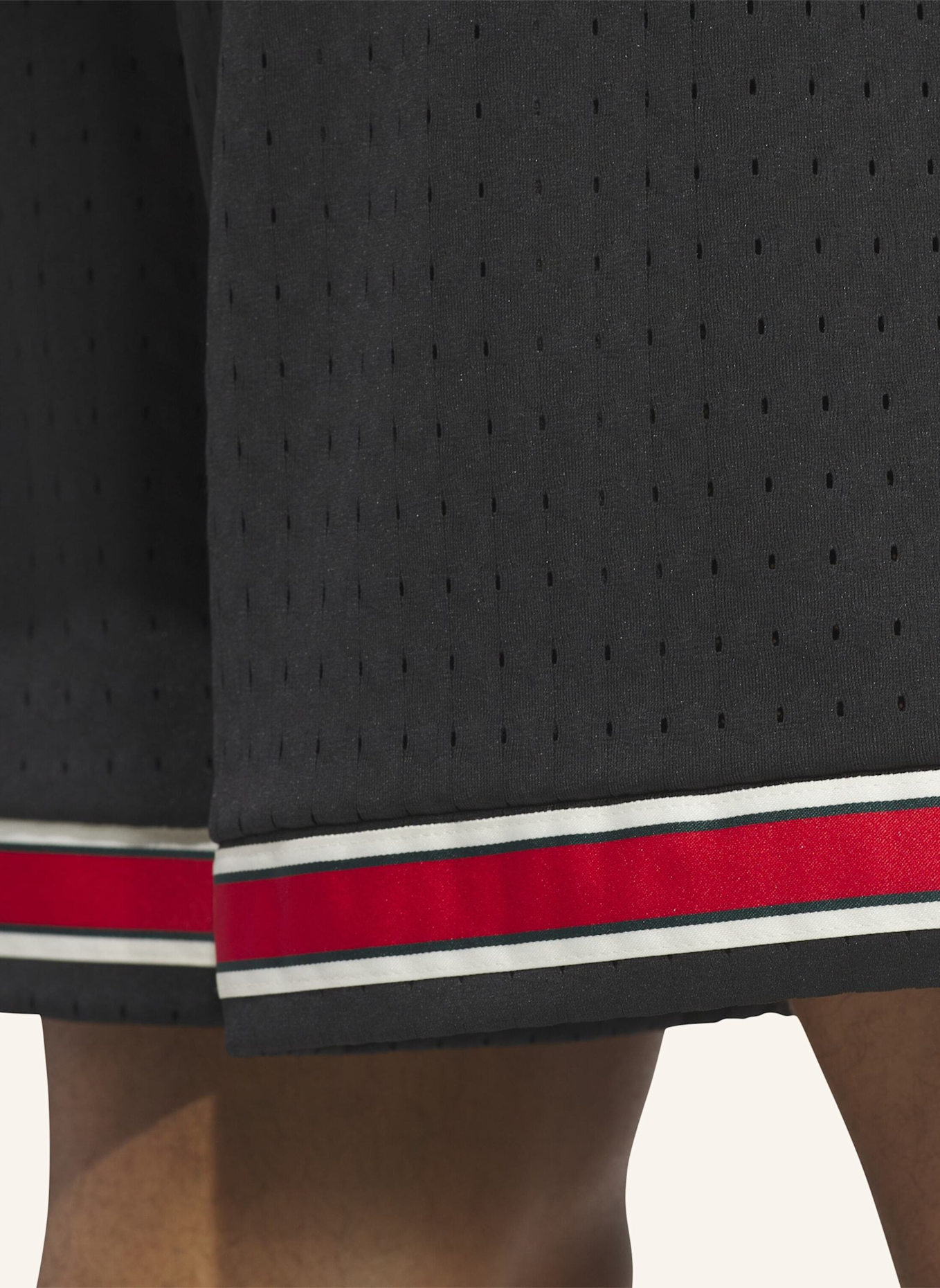 adidas Originals ORIGINALS SIDELINE SHORTS: SCHWARZ/ WEISS/ ROT