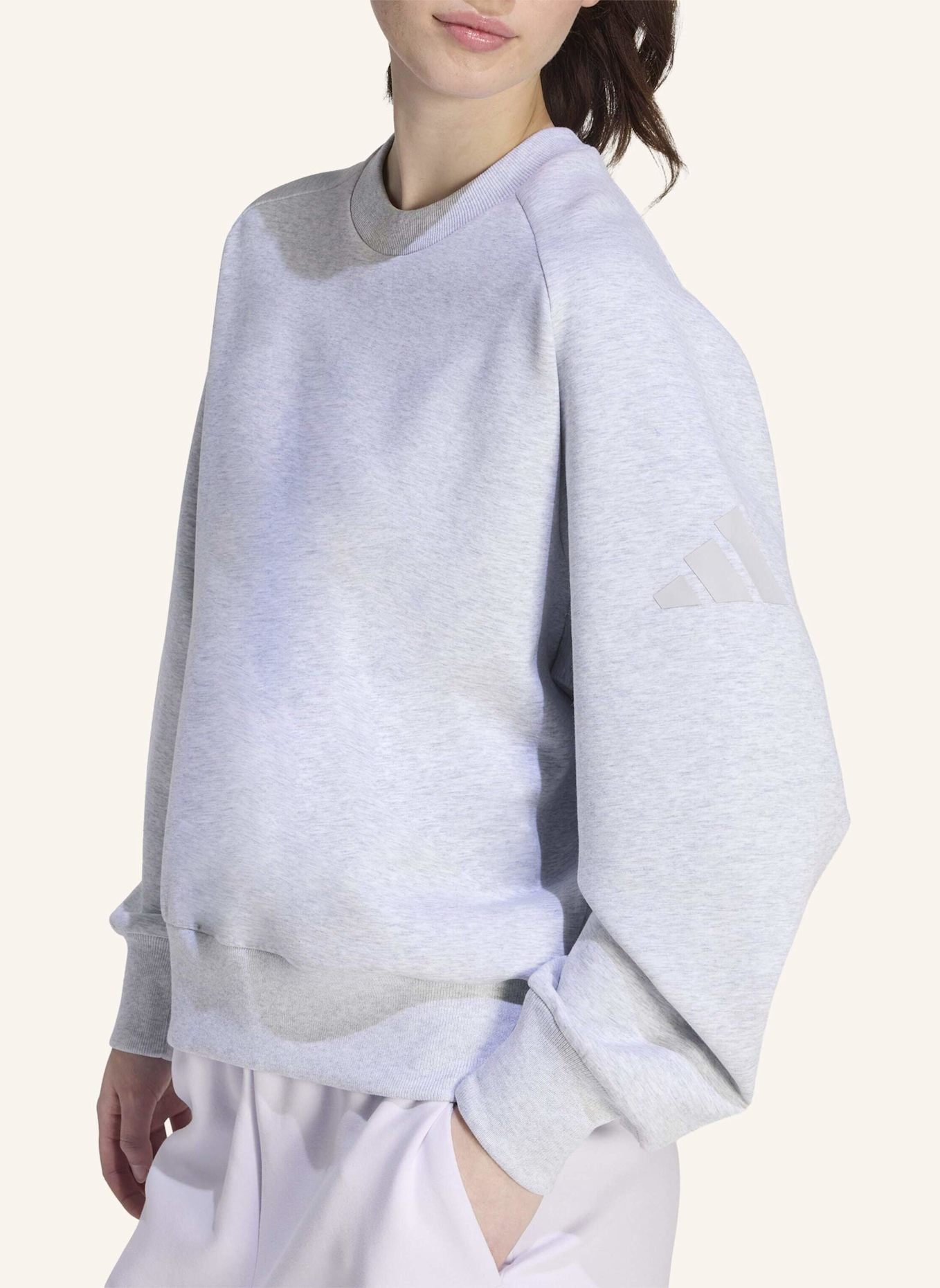 adidas SOFT LUX SWEATSHIRT, LOCKER GESCHNITTEN: GRAU