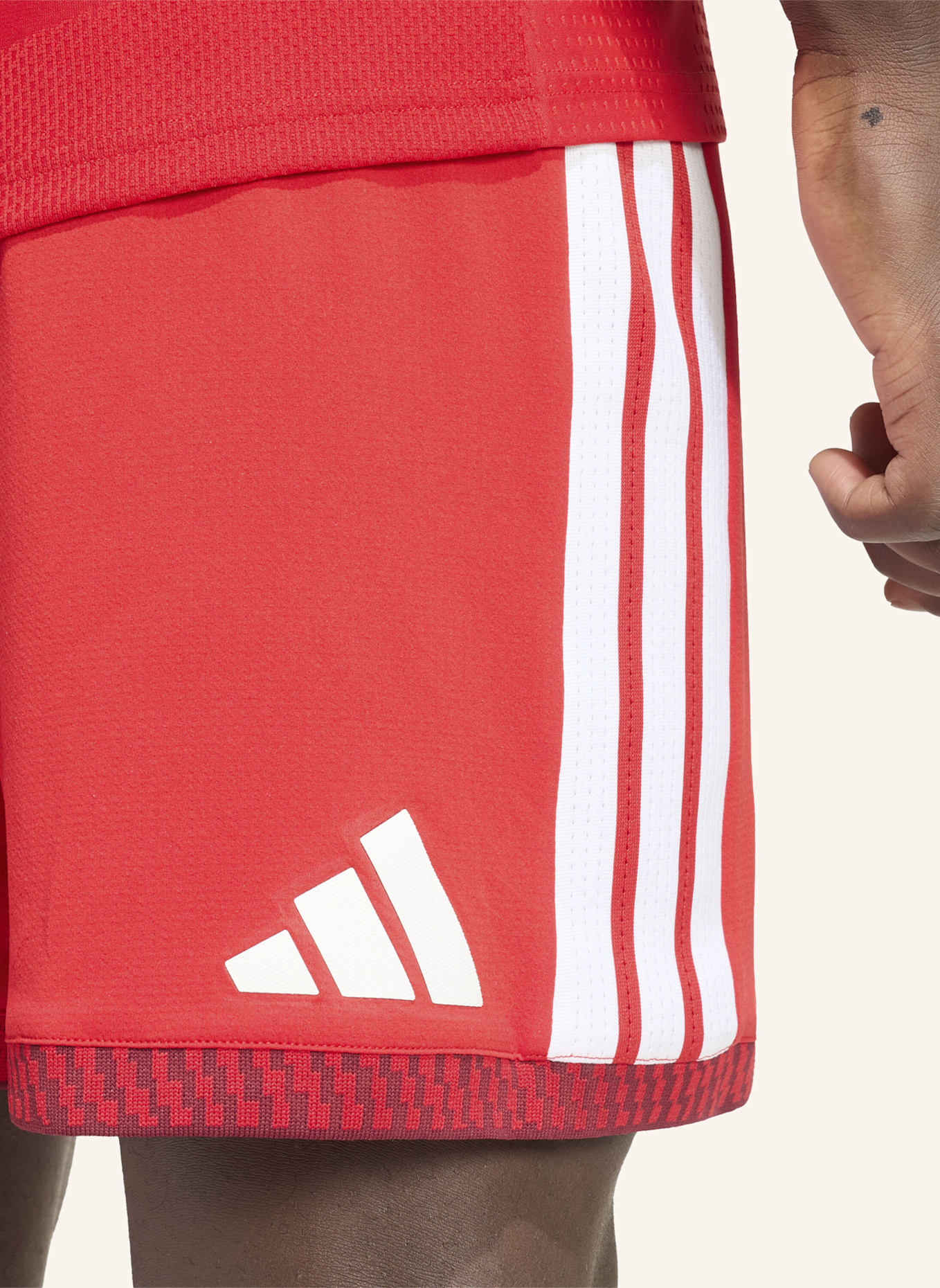 adidas FC ARSENAL 26/27 AUTHENTIC HEIMSHORTS: ROT/ WEISS