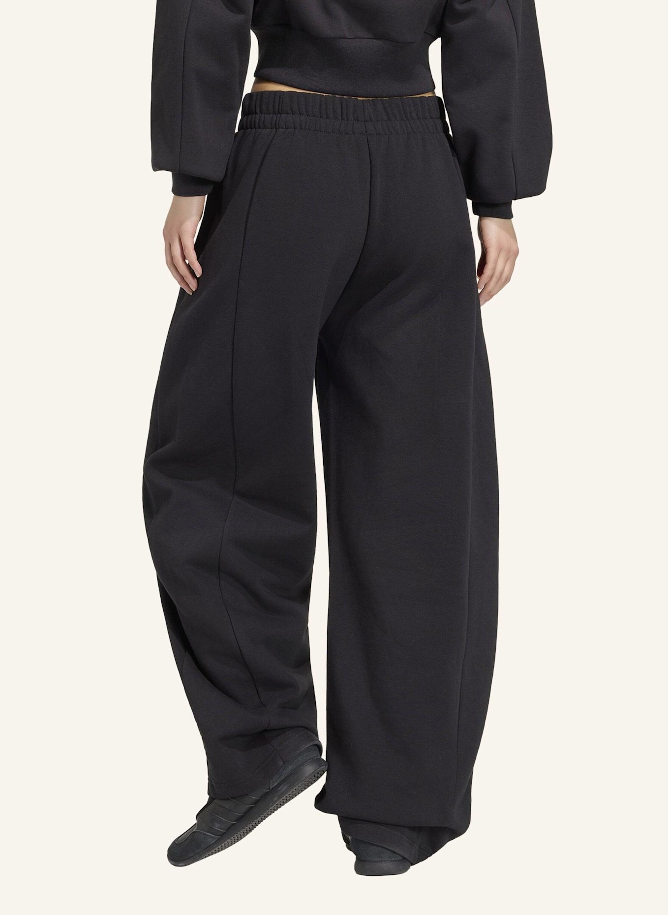 adidas ESSENTIALS CONTEMPORARY FLEECE HOSE MIT BARREL-BEIN: SCHWARZ