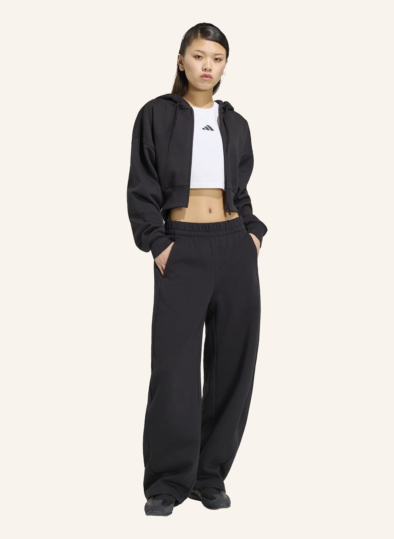 adidas ESSENTIALS CONTEMPORARY FLEECE HOSE MIT BARREL-BEIN: SCHWARZ